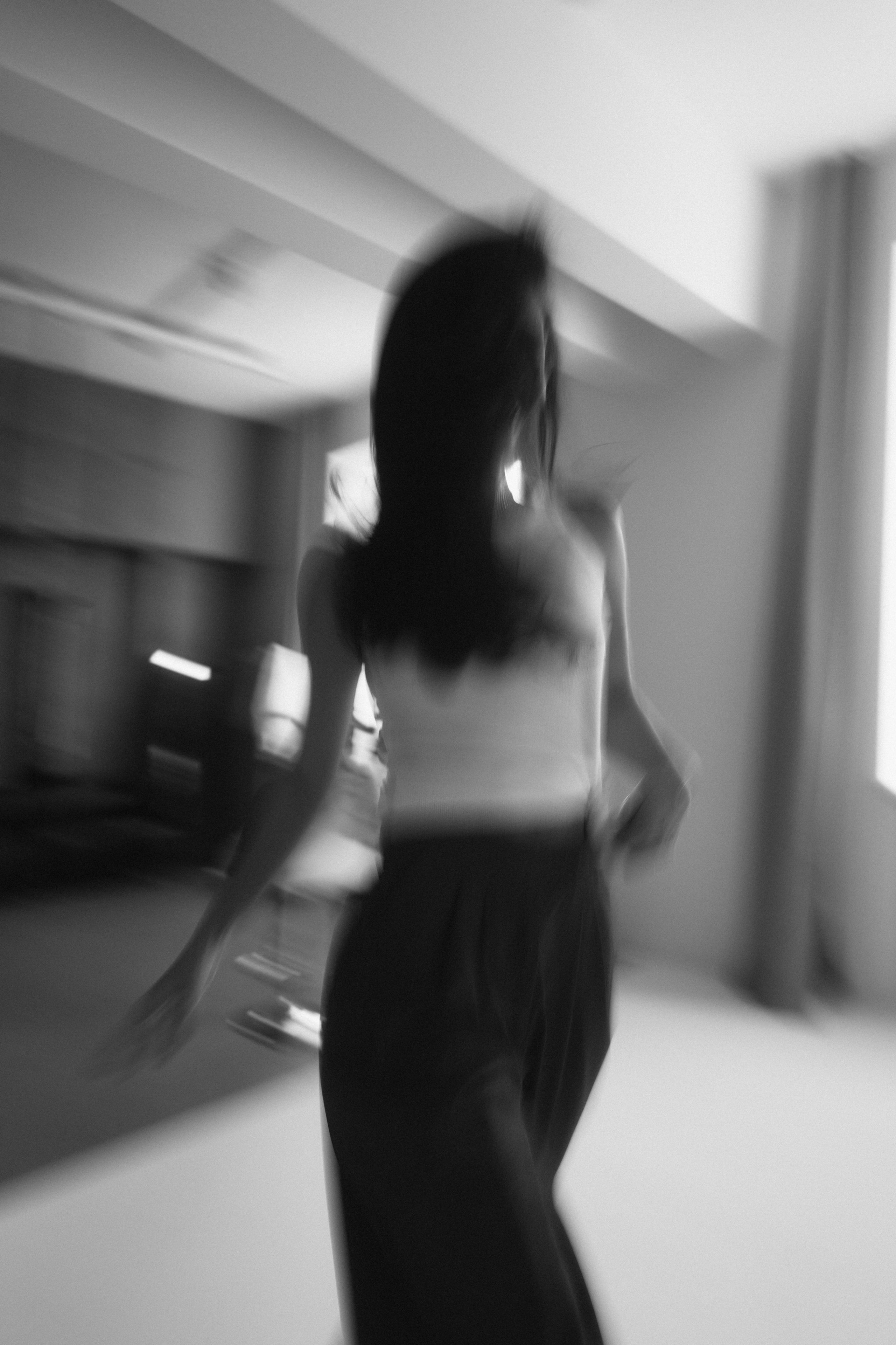 Женская портретная чб фотосессия в студии на циклораме в Казани