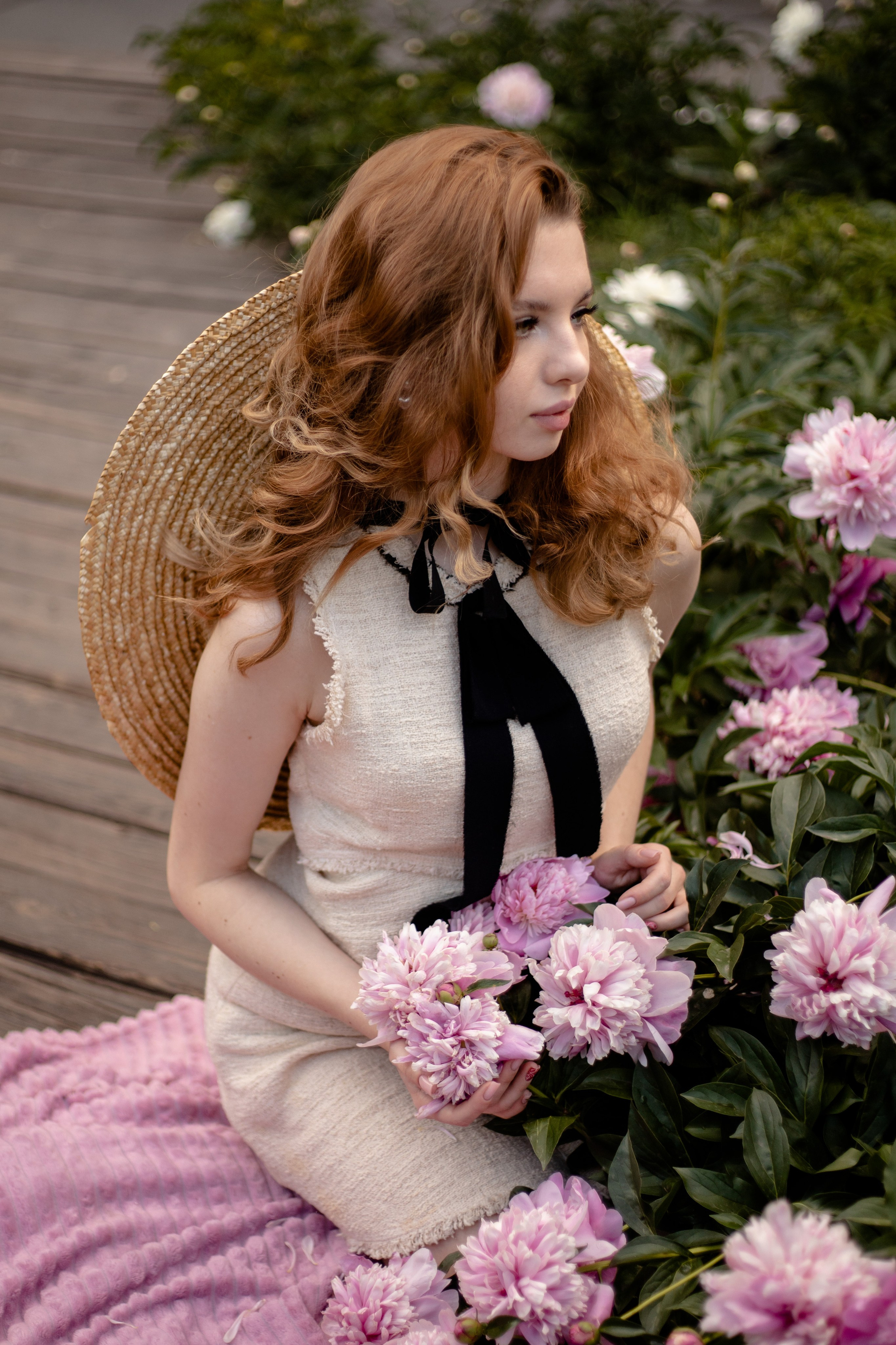 Ирина с цветущих пионах🌸. Семейный фотограф в Саратове Элоиза Ляпина