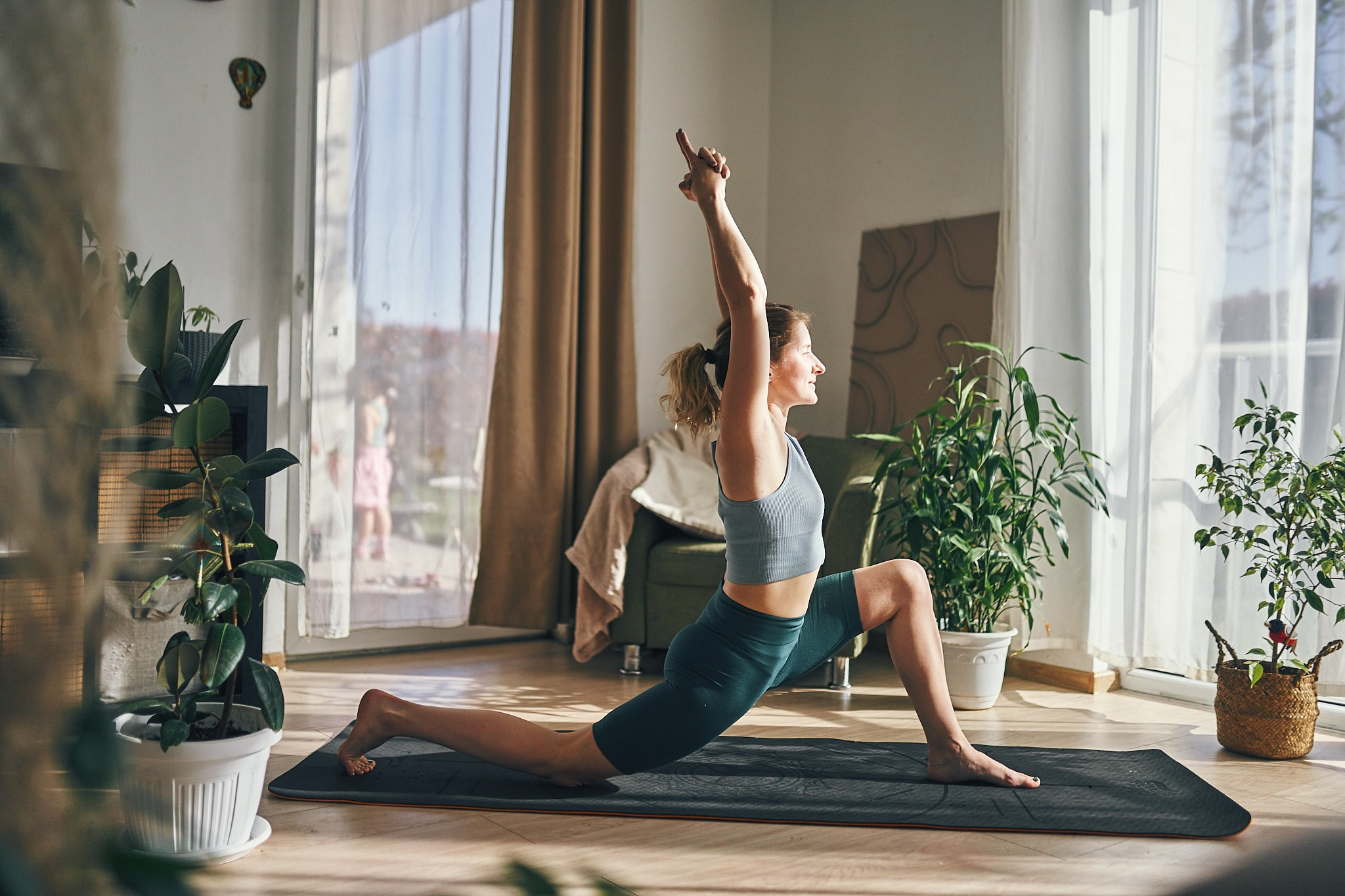 Репортажная съемка йога класса на берегу моря. Фотограф в Сочи Катя Гончарова