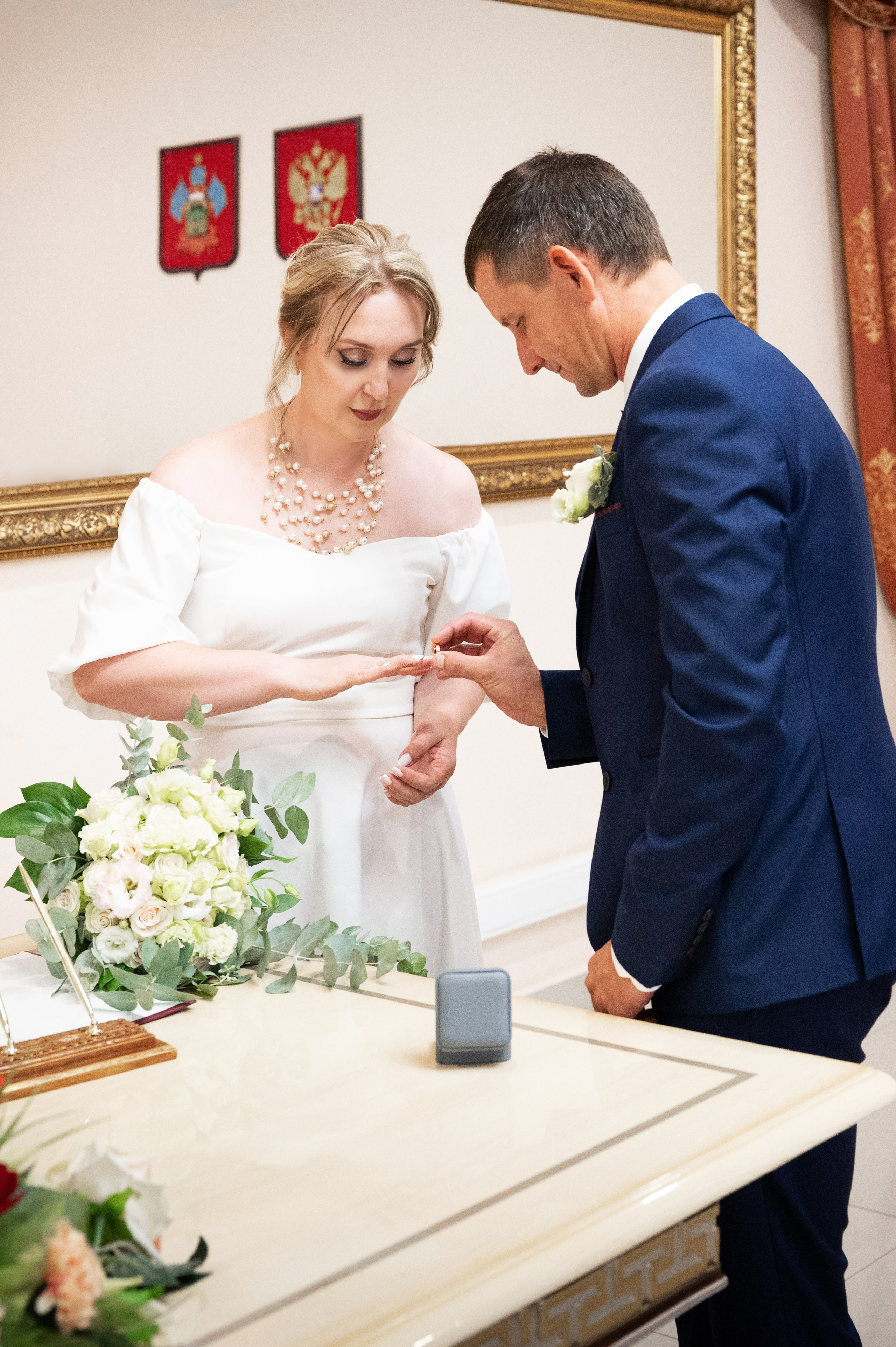 Жених надевает кольцо невесте фото из Екатерининского зала