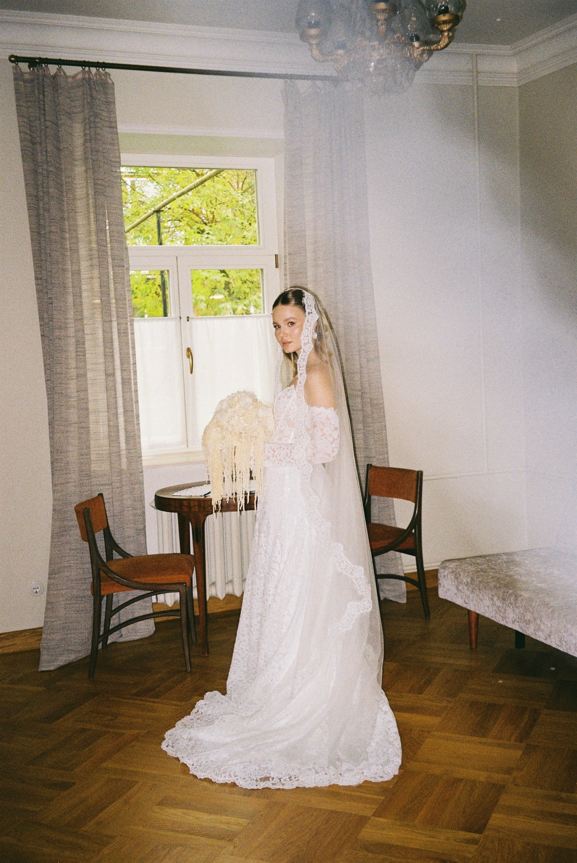 Таня и Тимур, утренние сборы в квартире и свадебный ужин. Фотограф любви в городе Казань