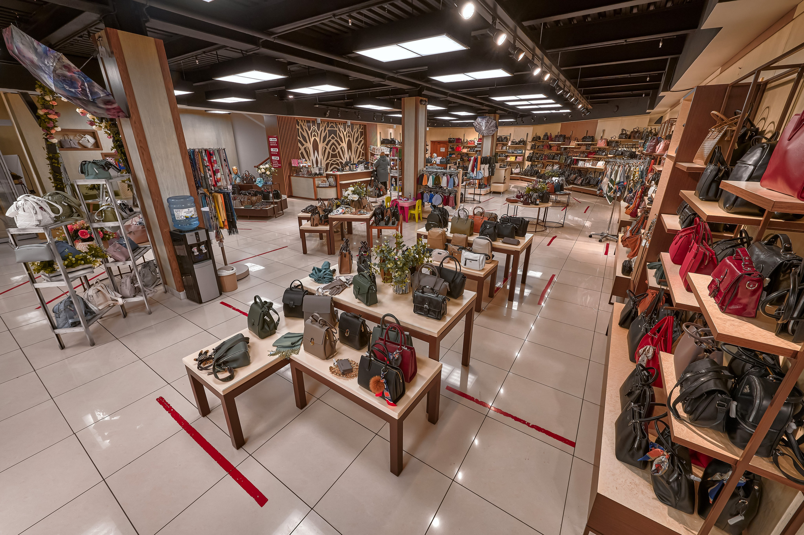 Портфолио по интерьерной и экстерьерной фотосъёмки: Мир сумок — Левый берег. Фотограф Яковлев Роман — Красноярск