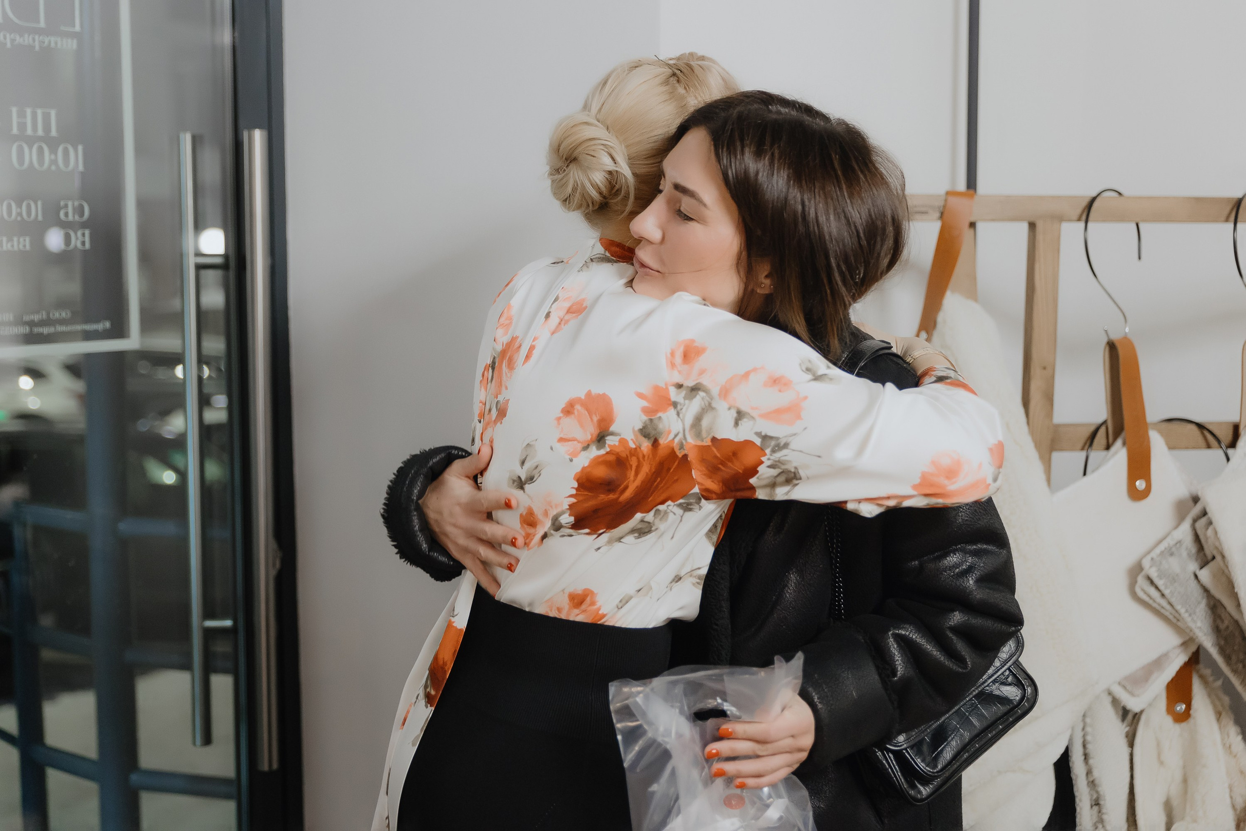 Открытие нового пространства интерьерного салона L. DECO в феврале 2025. L. Deco интерьерный салон. Краски/обои/лепной декор