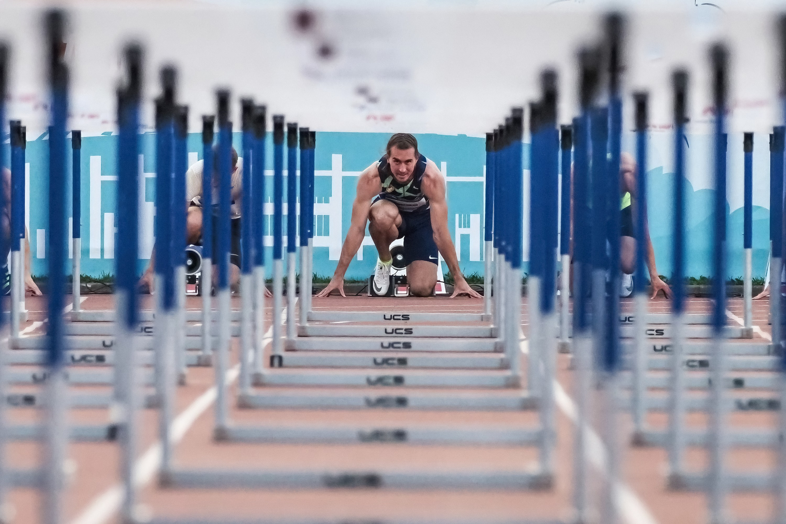 Сергей Шубенков готовится к забегу га 100 метров с барьерами