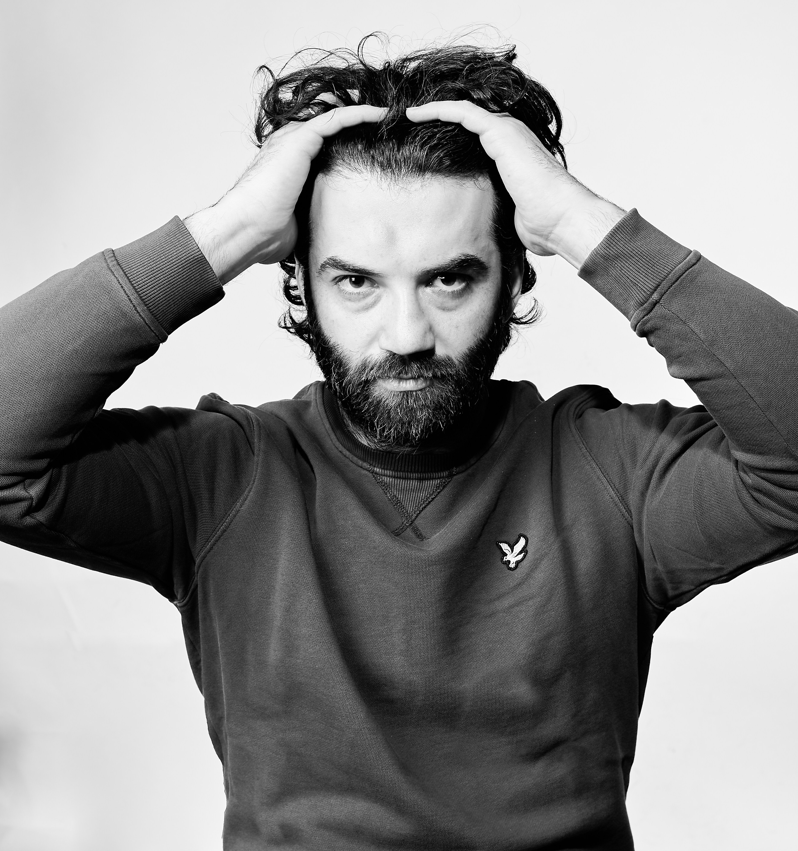 Чёрно-белый портрет с выразительным светотеневым рисунком, подчёркивающий черты лица и эмоции модели. Фотограф: Ожерельев Лев