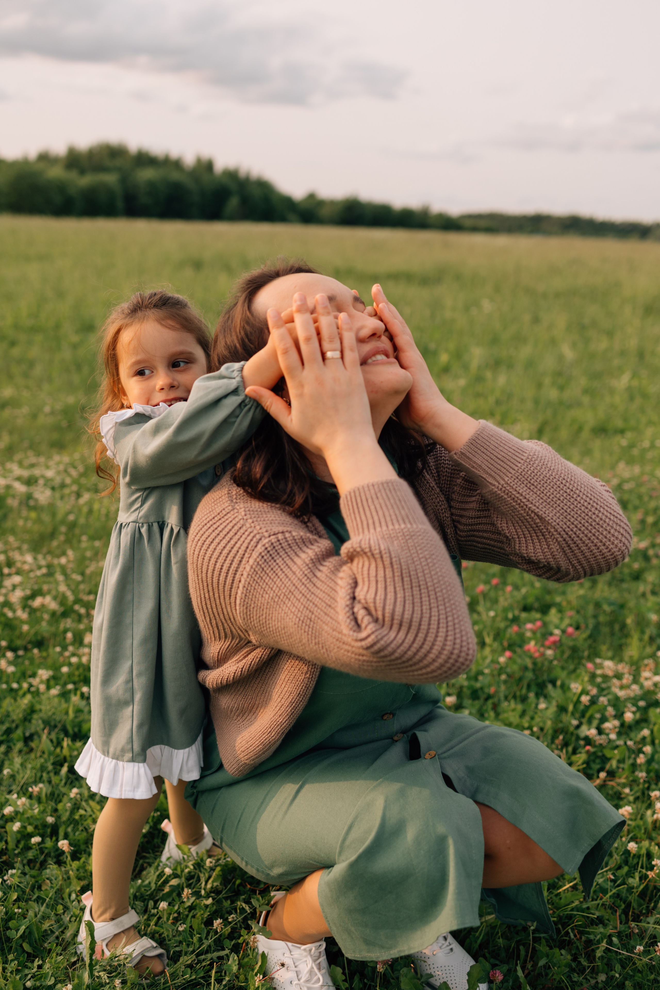 Анна, Марчелло, Настенька и Влада в поле. Фотограф Москва Светлана Кирюшина