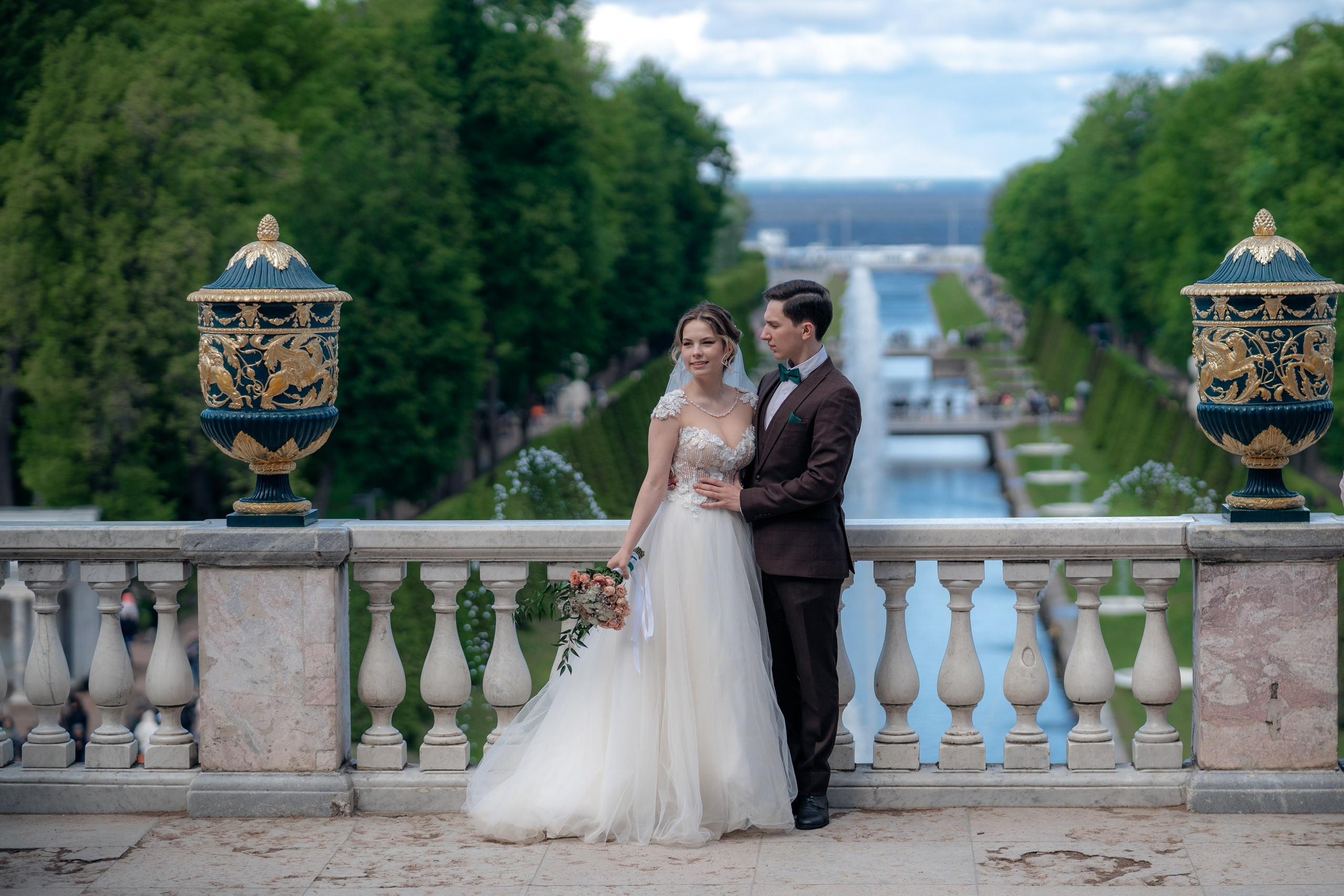Свадебная фотосессия в ЗАГСе Петергофа. Свадебный фотограф Александр Невский в Санкт-Петербурге