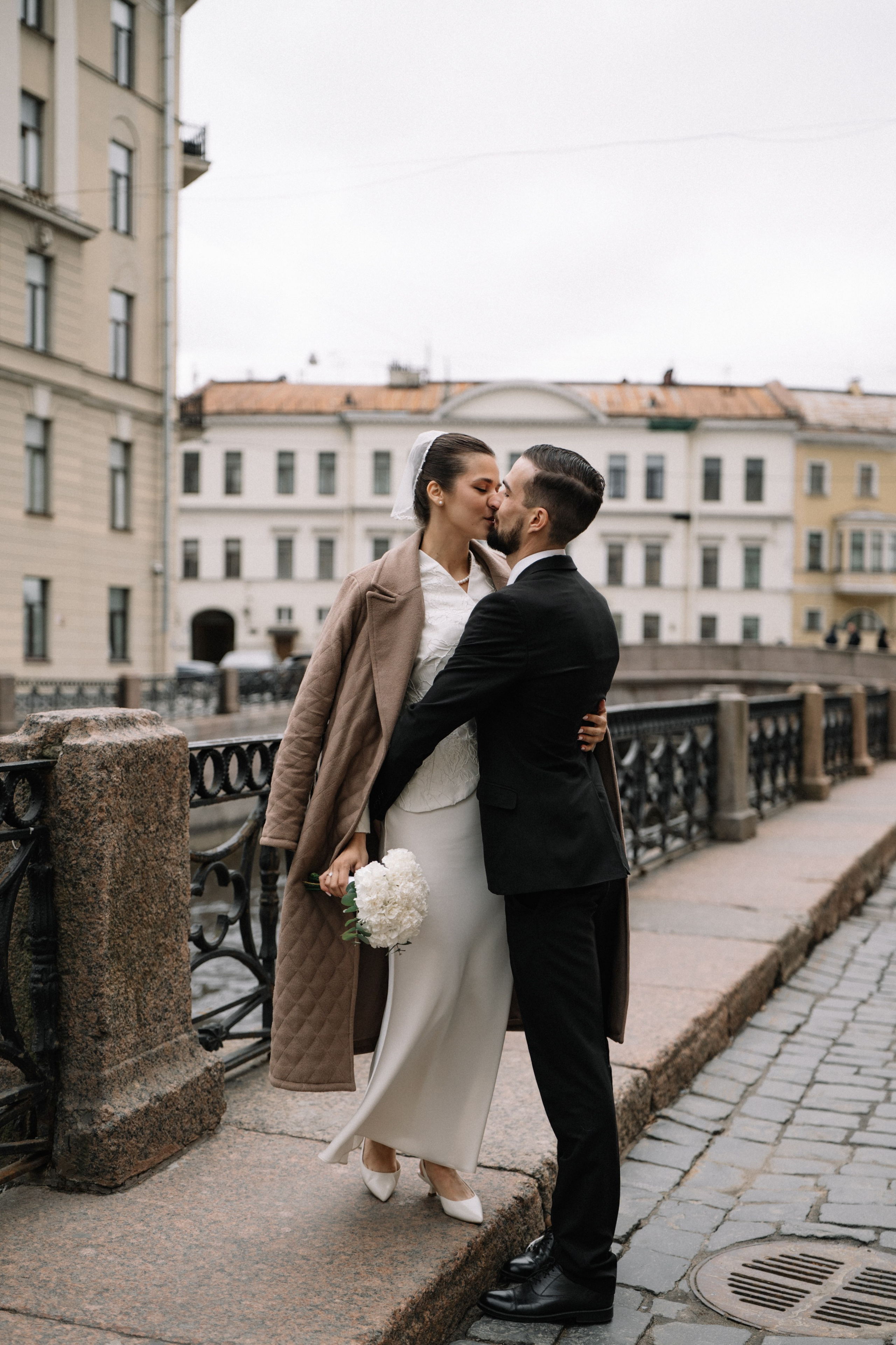 Свадебная фотосессия в Апреле в Петербурге. Свадебный фотограф Александр Невский в Санкт-Петербурге