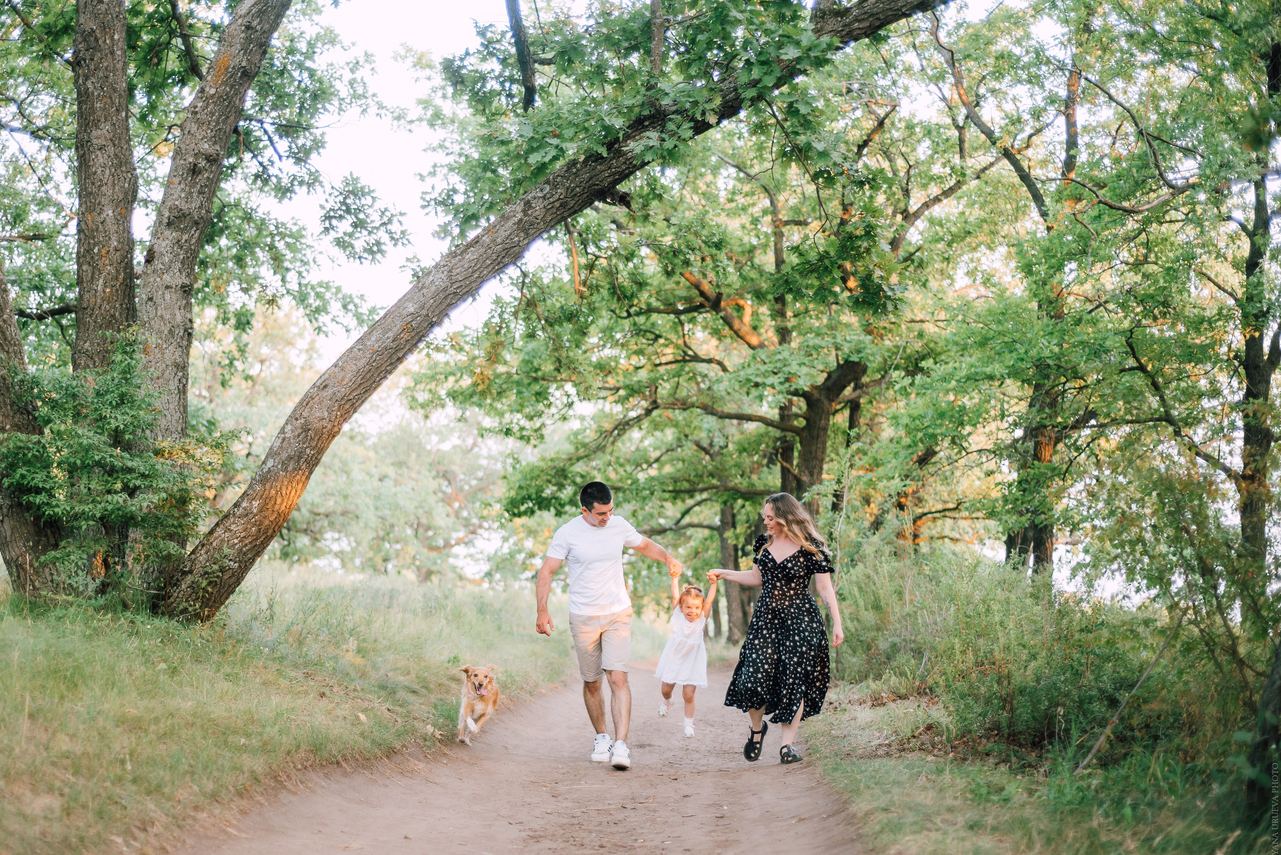 Вечерняя прогулка в лесу. Свадебный и контент- фотограф в Тольятти, Самаре, Москве Яна Уруева