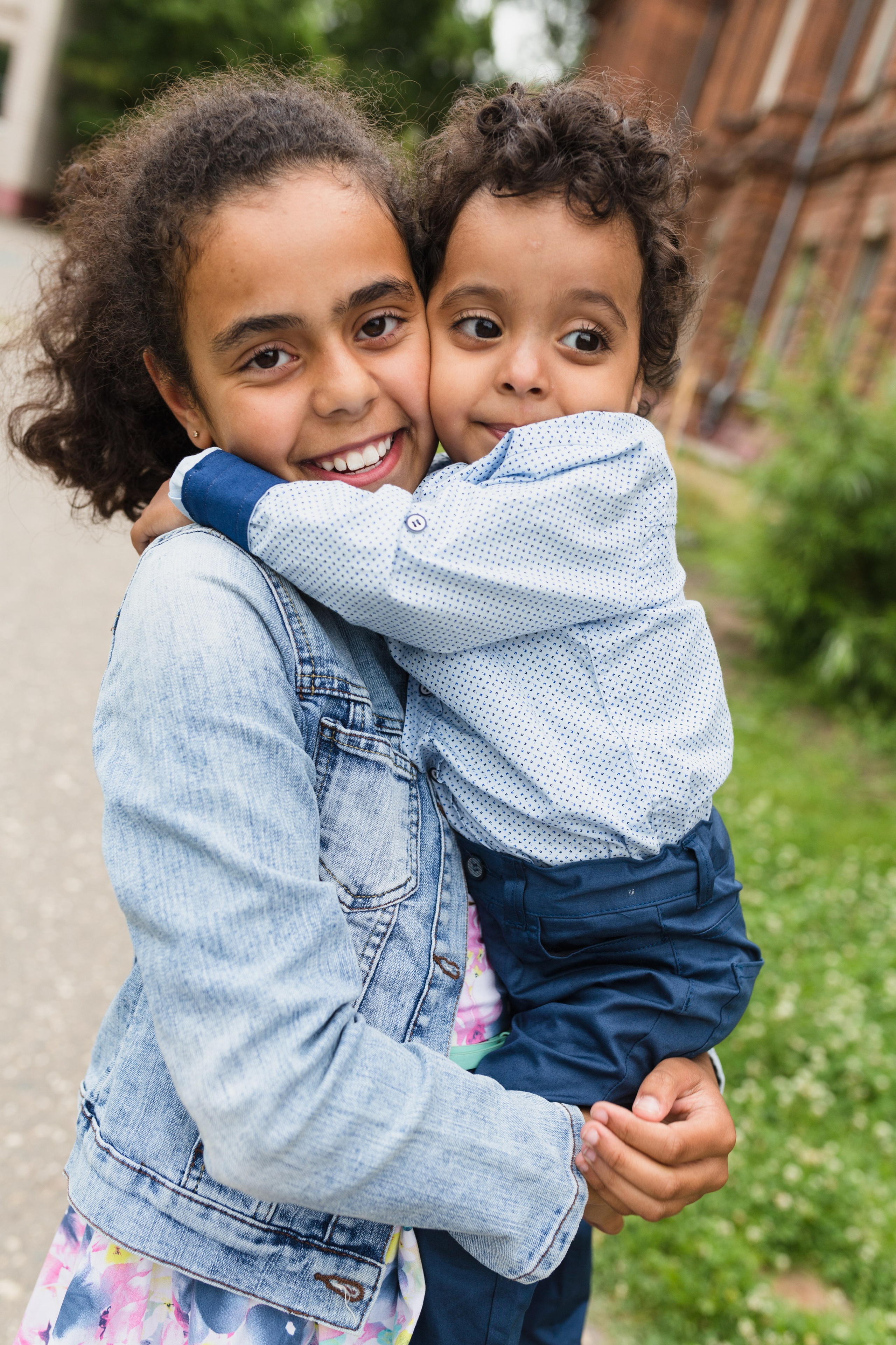 сестренка с братиком