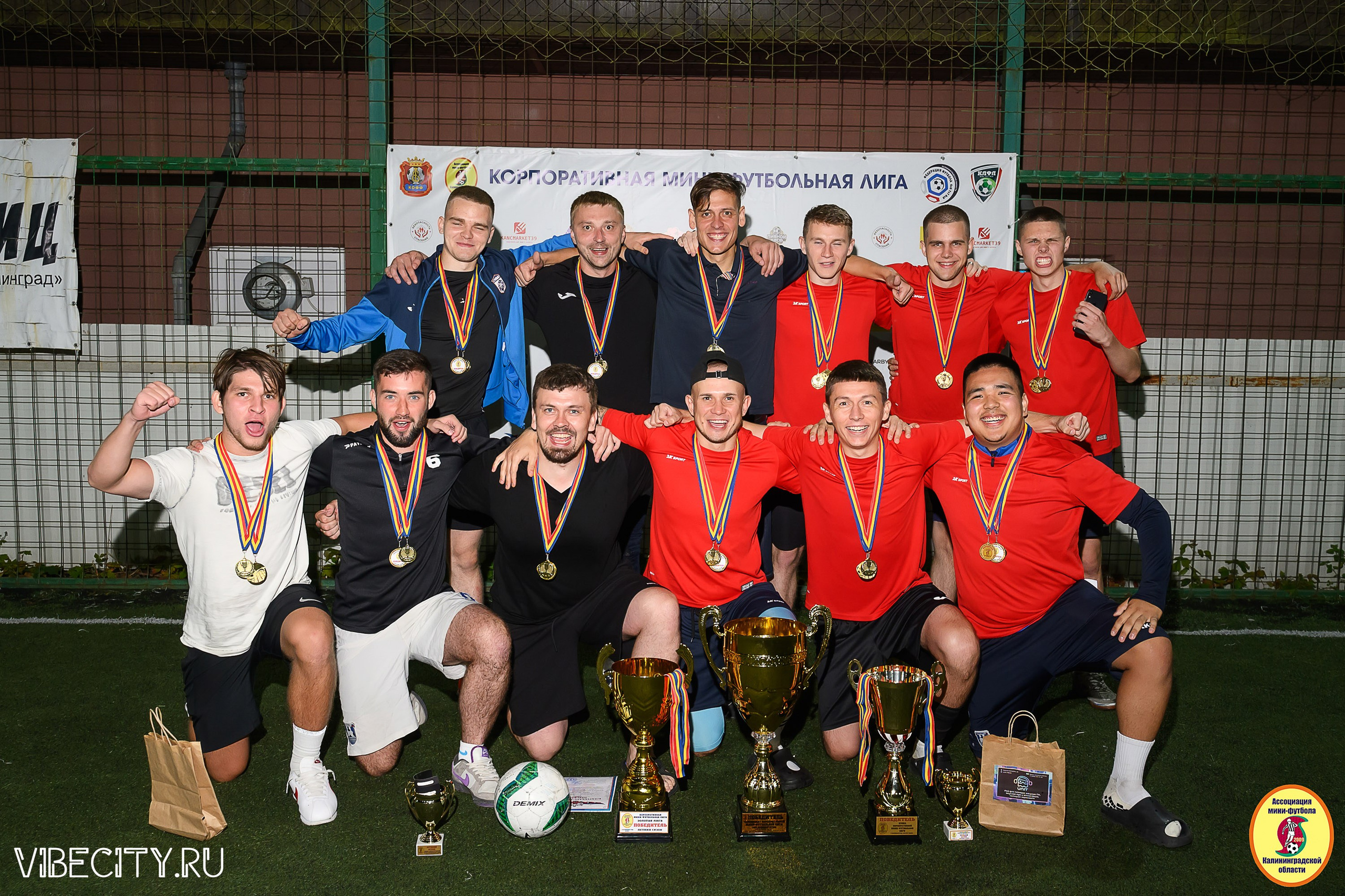 ФИНАЛЬНЫЕ ИГРЫ КУБКА МИНИ-ФУТБОЛЬНОЙ ЛИГИ И КУБКА КОРПОРАТИВНОЙ МФЛ 2025. VIBECITY.RU Вайб Сити Ру Фоторепортажи Фотоотчеты Калининград