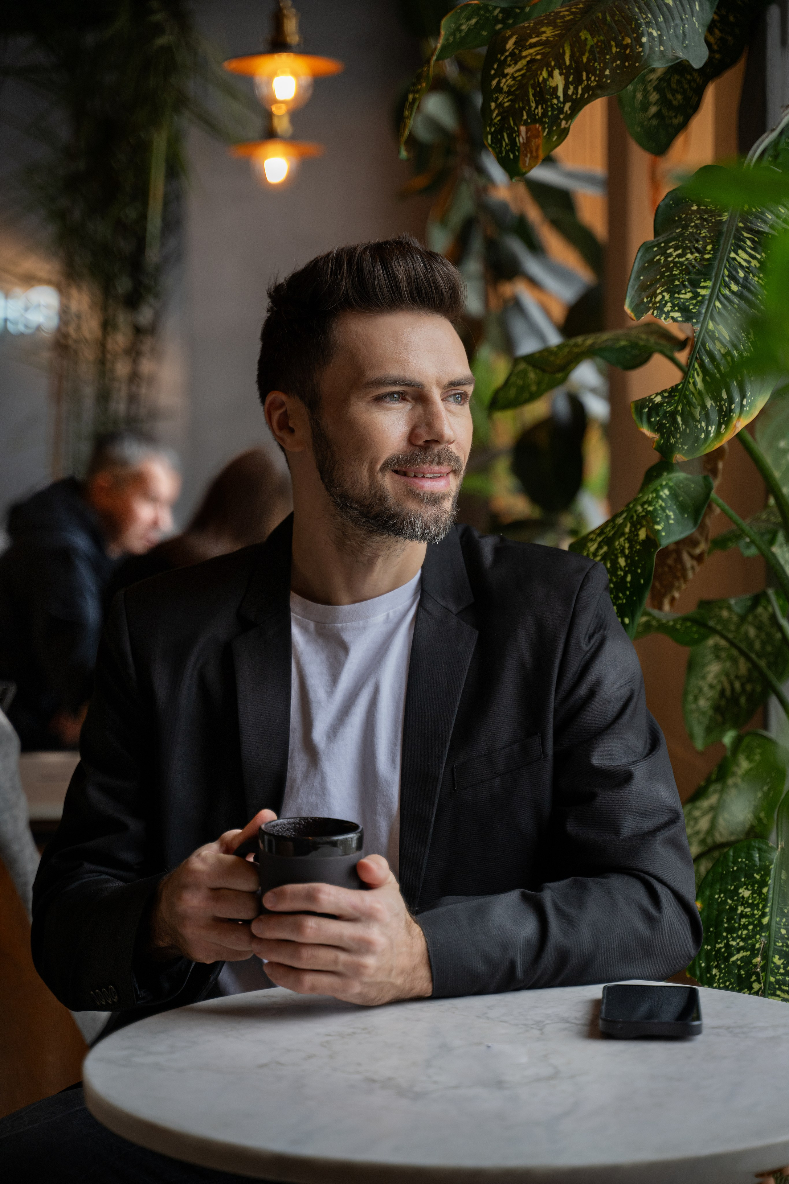 Красавчик в кафе. Главная