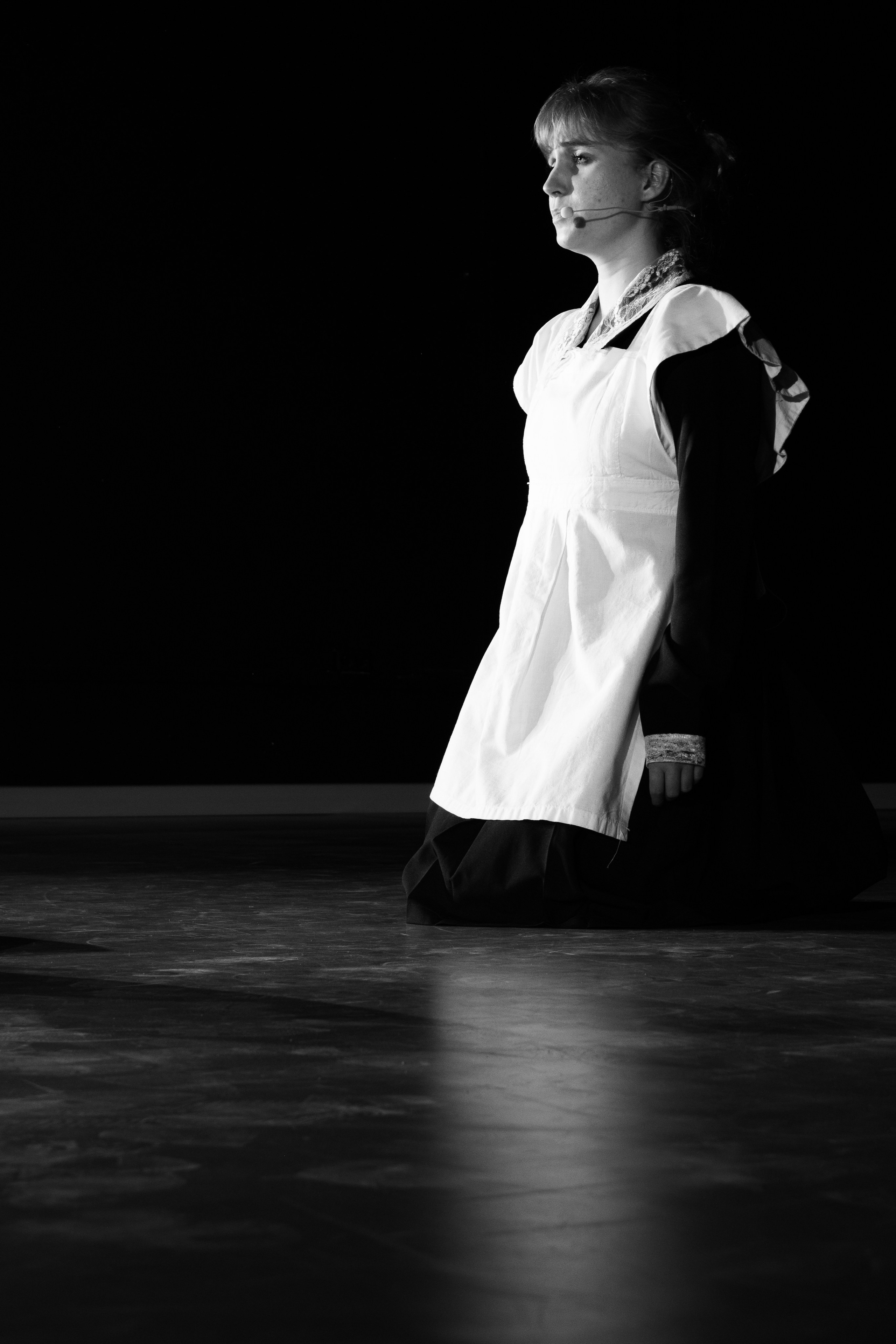 Девушка на коленях на сцене