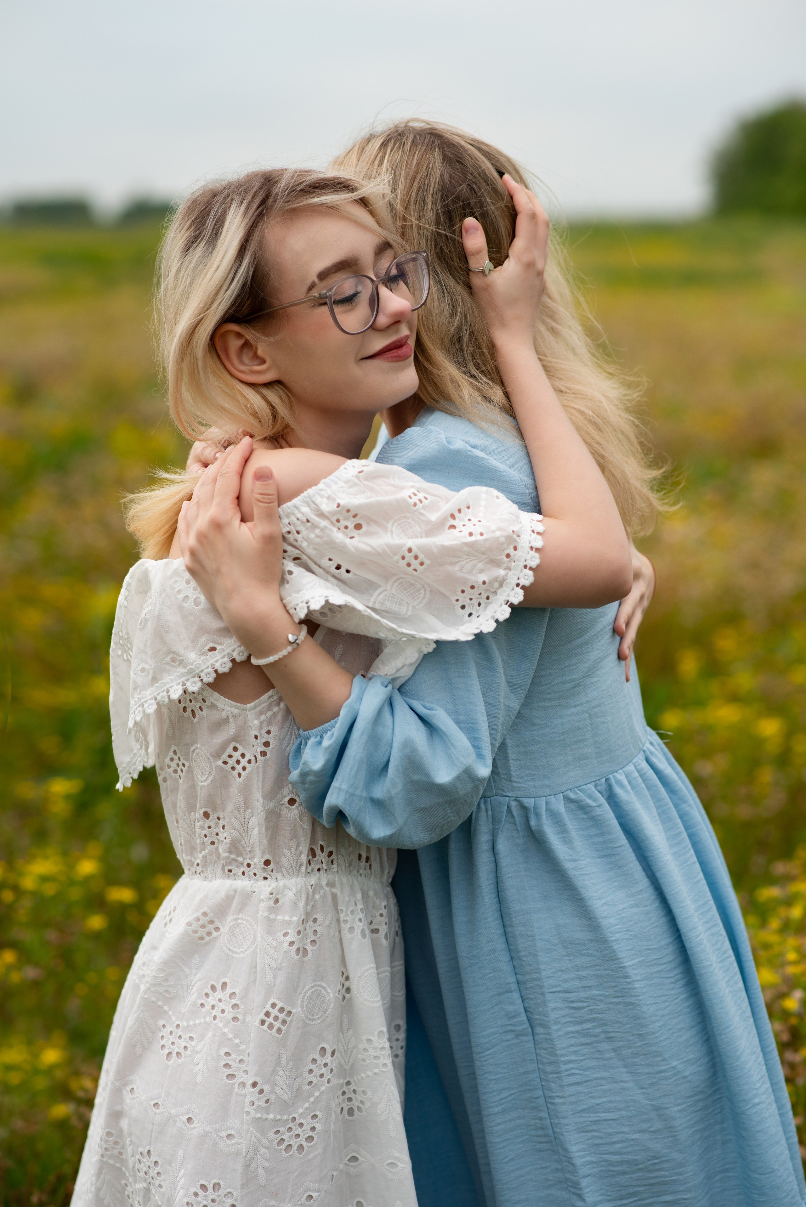 Надя и Яна в рапсовом поле. Фотограф в Краснодаре Анна Карелина