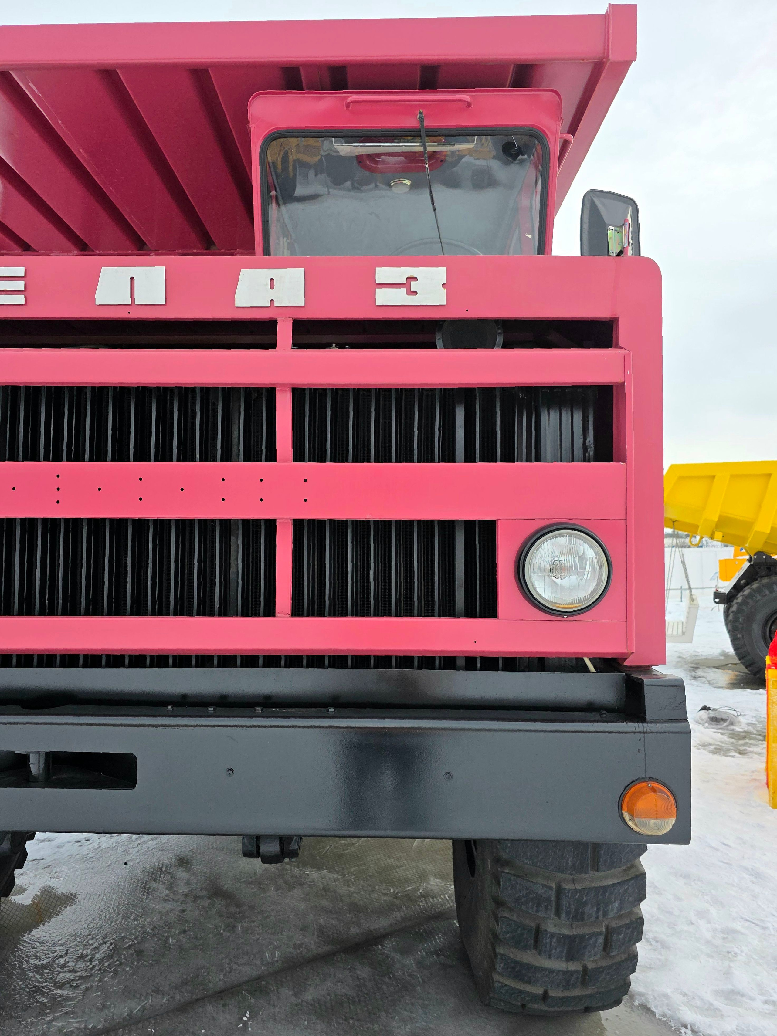 Окрас карьерной техники - желтый. Но бывают и исключения