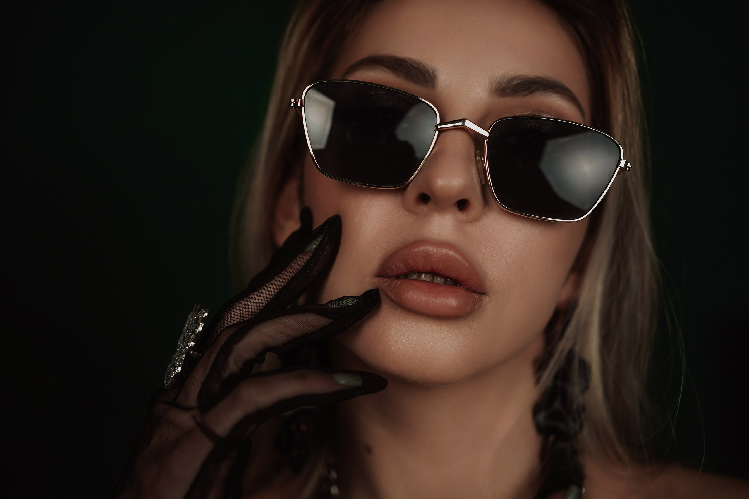 Фотостудия Рафинад. Женский фотограф Новочеркасск, Ростов-на-Дону, Шахты. Девушка в газете. Свадебный фотограф в Ростове-на-Дону. Таинство Крещения и Венчания, семейные фотосессии. Алёна Чёботова