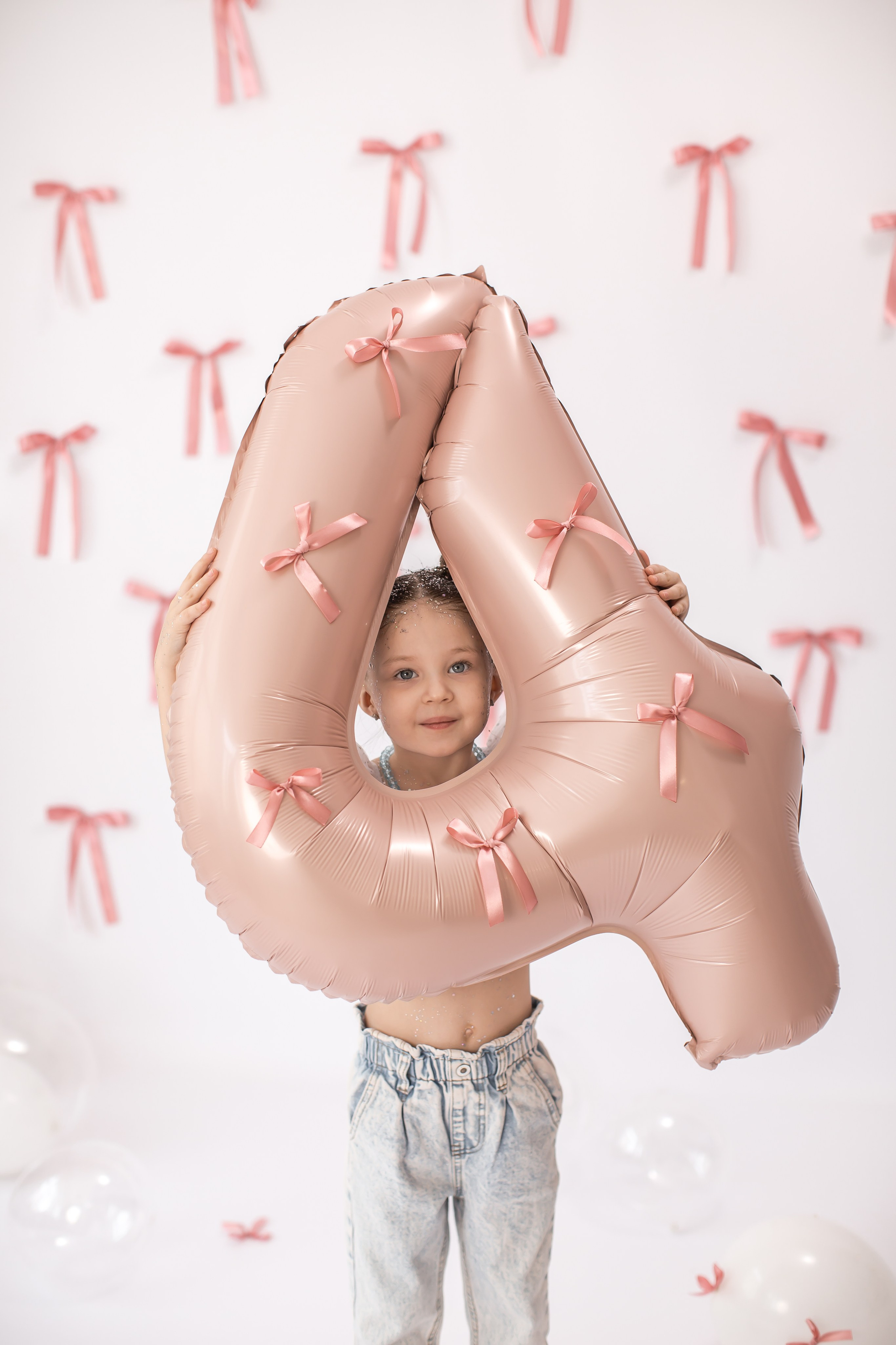 День рождение от 4 до 18 лет (на белом фоне). Детский семейный фотограф на первый годик город Новосибирск Дымова Светлана пакеты всё включено 1-3 года