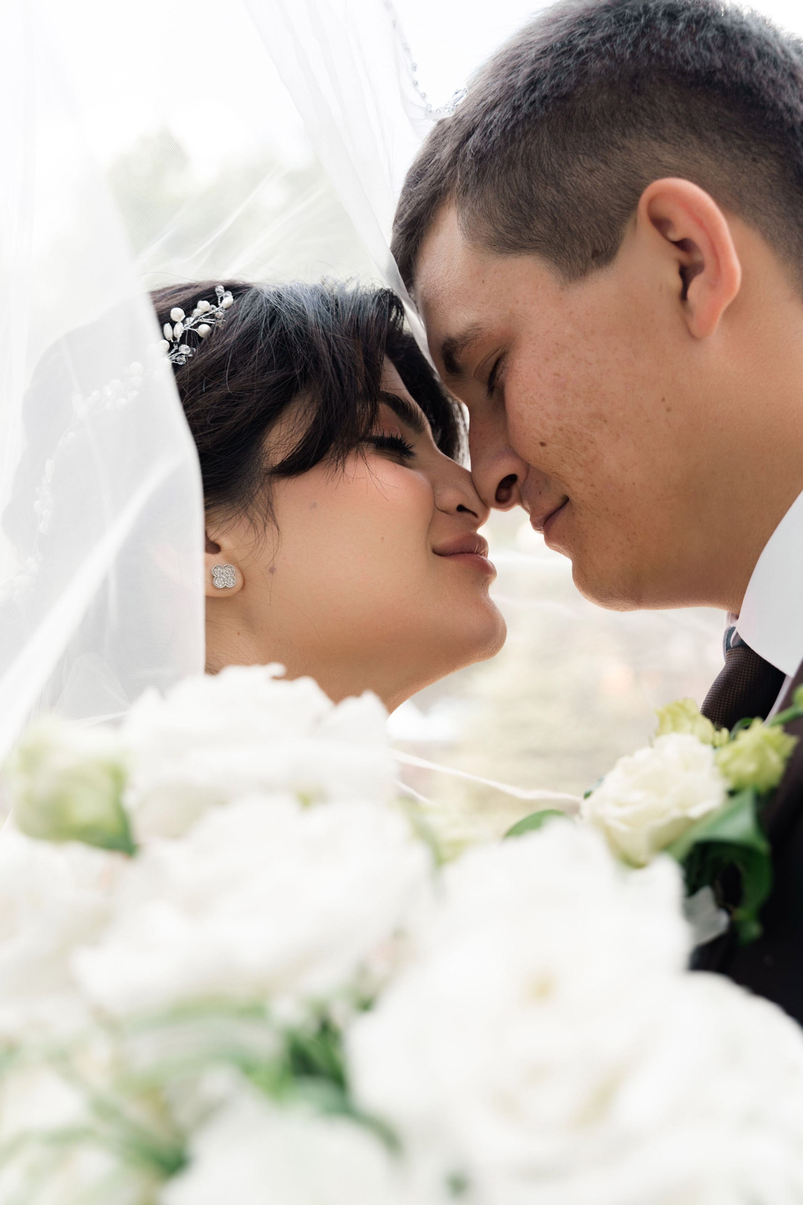 фотосессия жениха и невесты возле Кировского ЗАГСа Ростов на&nbsp;Дону