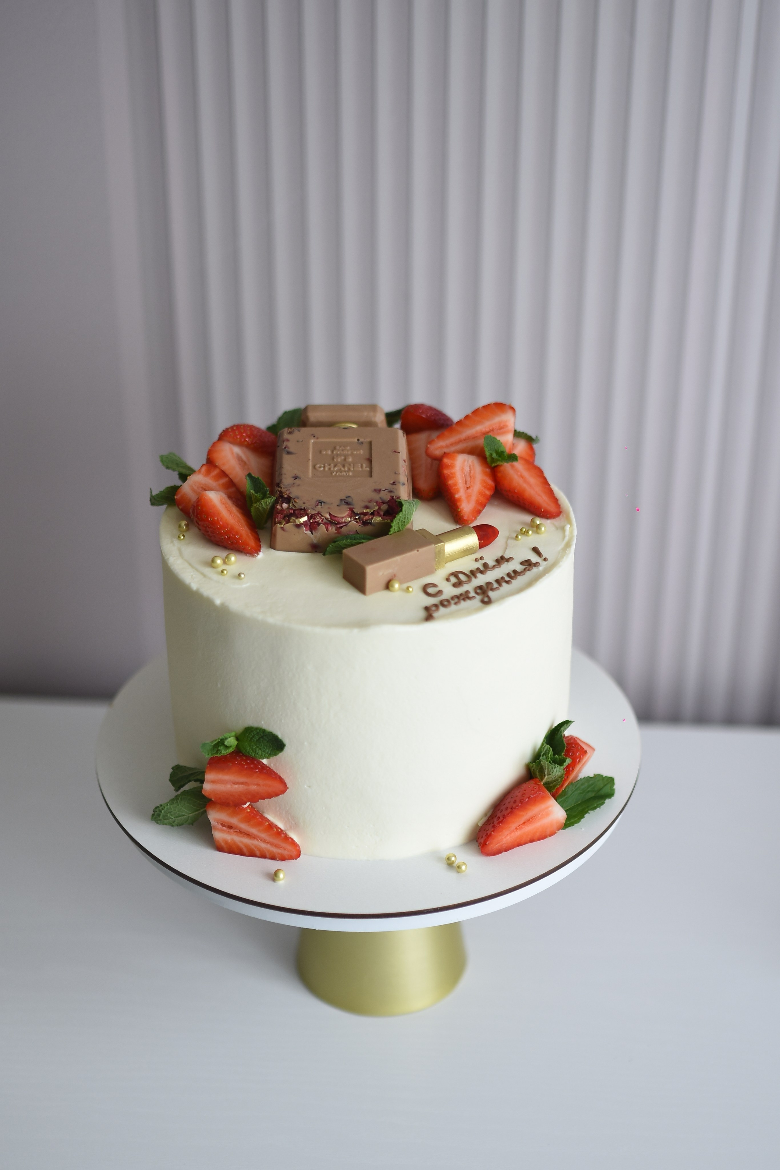 Торты на праздники. Семейная кондитерская. Торты и десерты на заказ в Москве и области