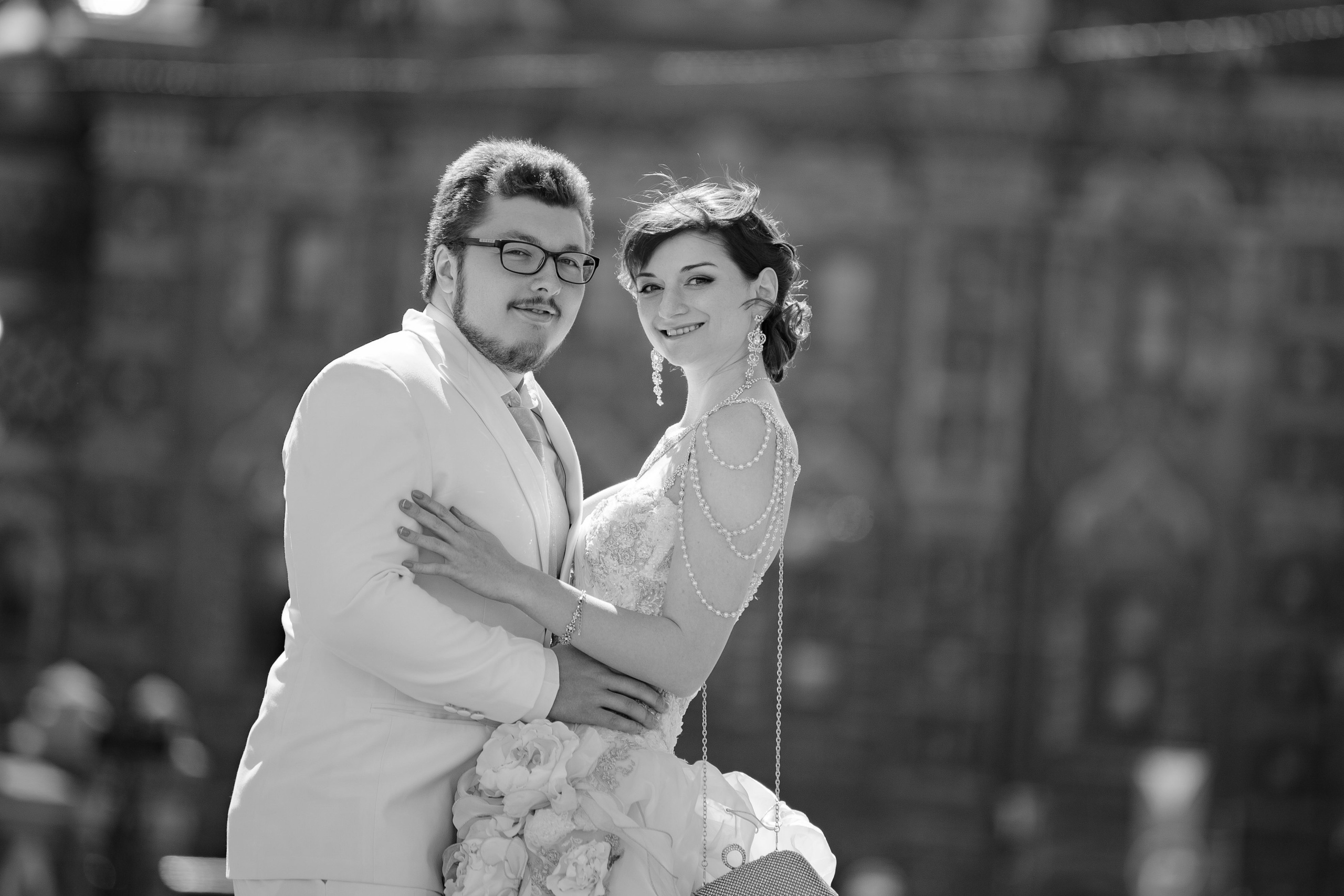 Профессиональная фотосессия на свадьбе для жениха и невесты с обработкой в черно-белом стиле.