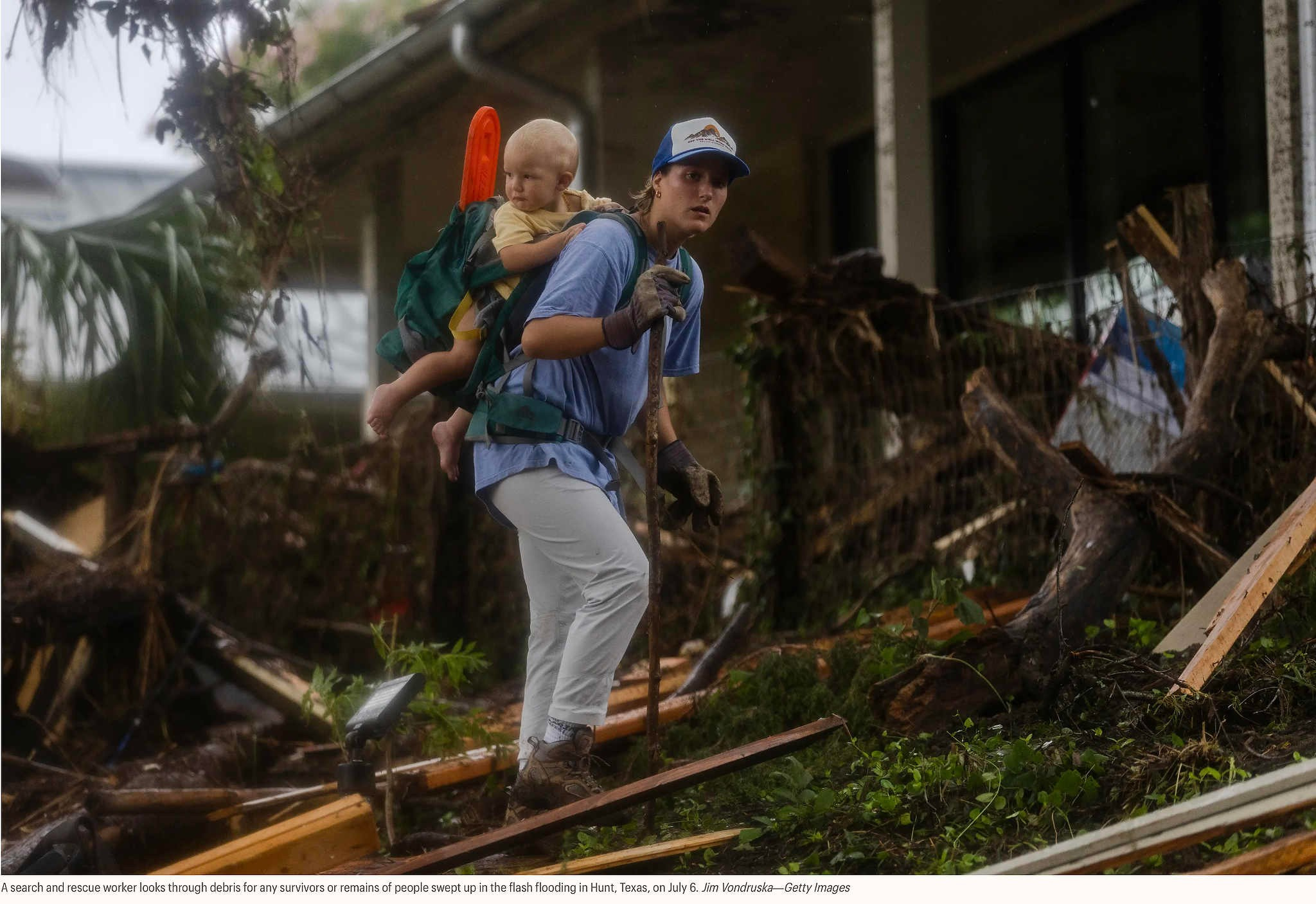 Спасатель осматривает завалы в поисках выживших или останков людей, которых унесло внезапным наводнением в Ханте, штат Техас, 6 июля. Джим Вондруска — Getty Images