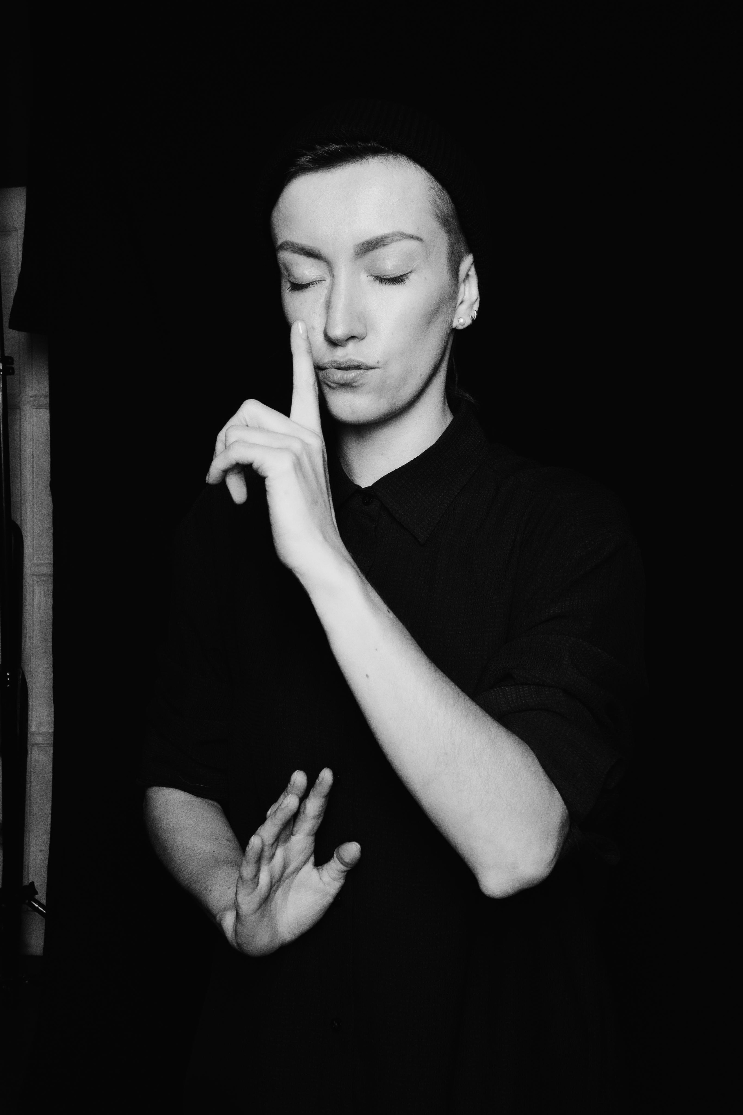 Ольга на черном. Креатор Ольга Яш