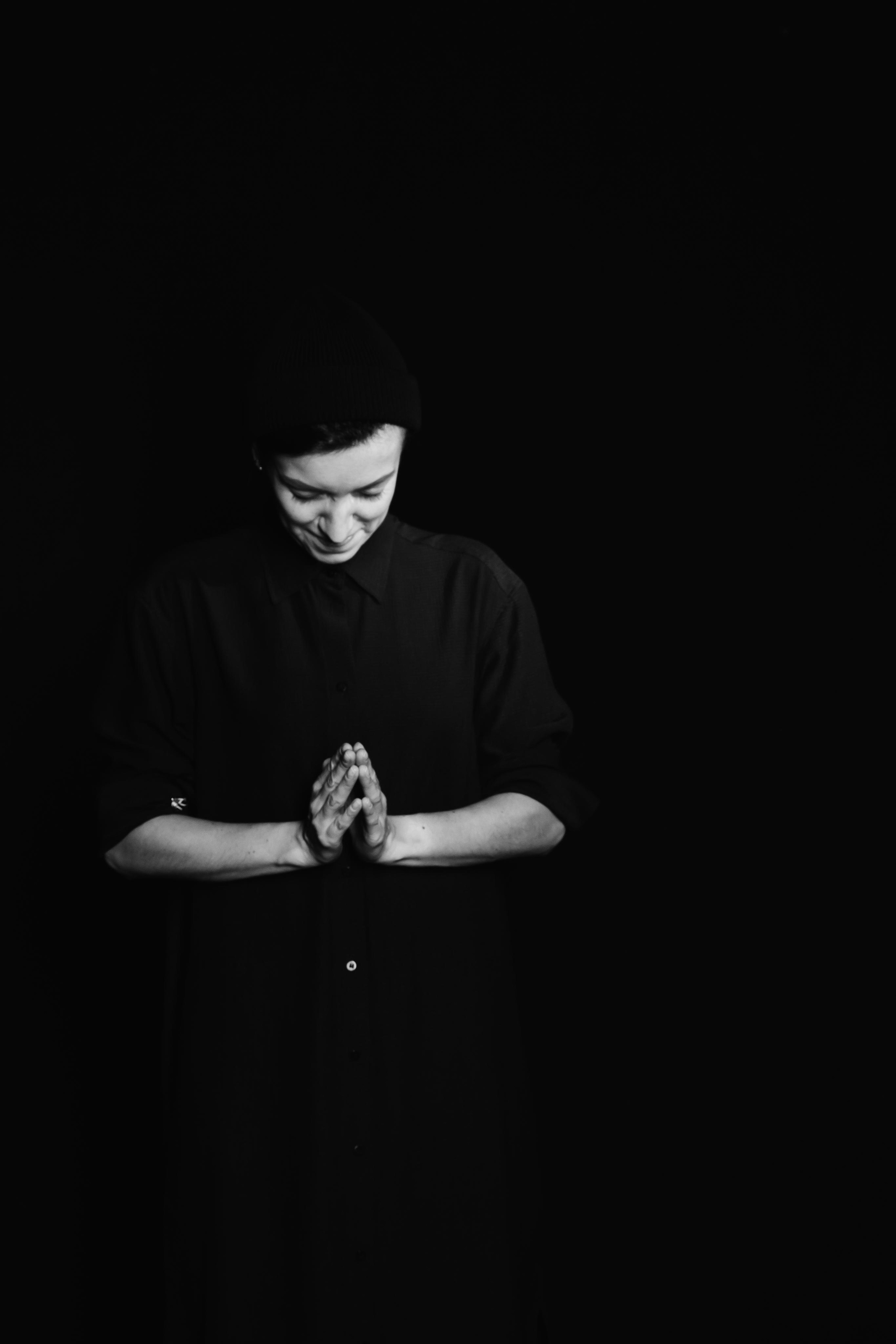 Ольга на черном. Креатор Ольга Яш