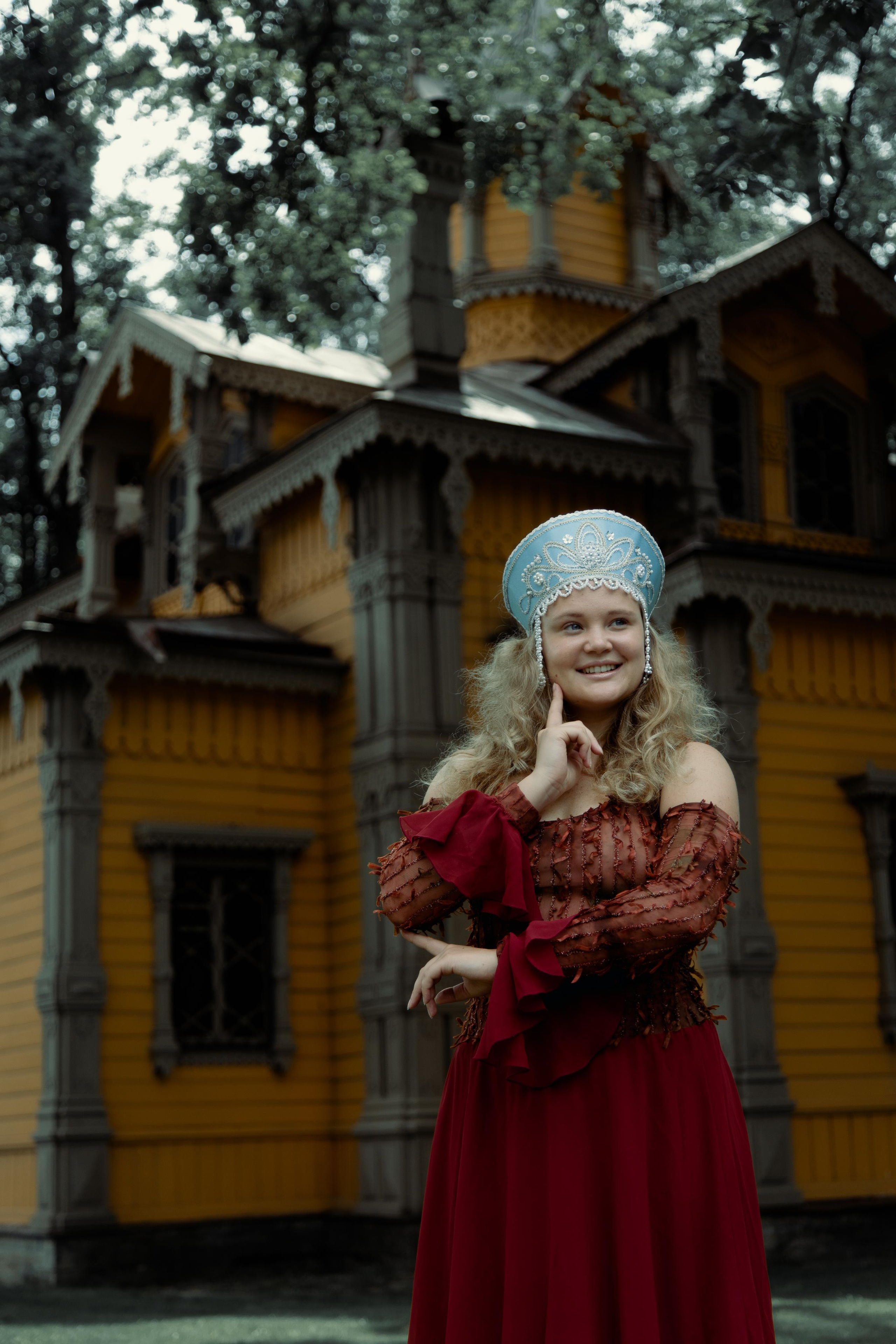 Кокошник на Удельной («Путешествие Наташи» — серия о России). Креатор Ольга Яш