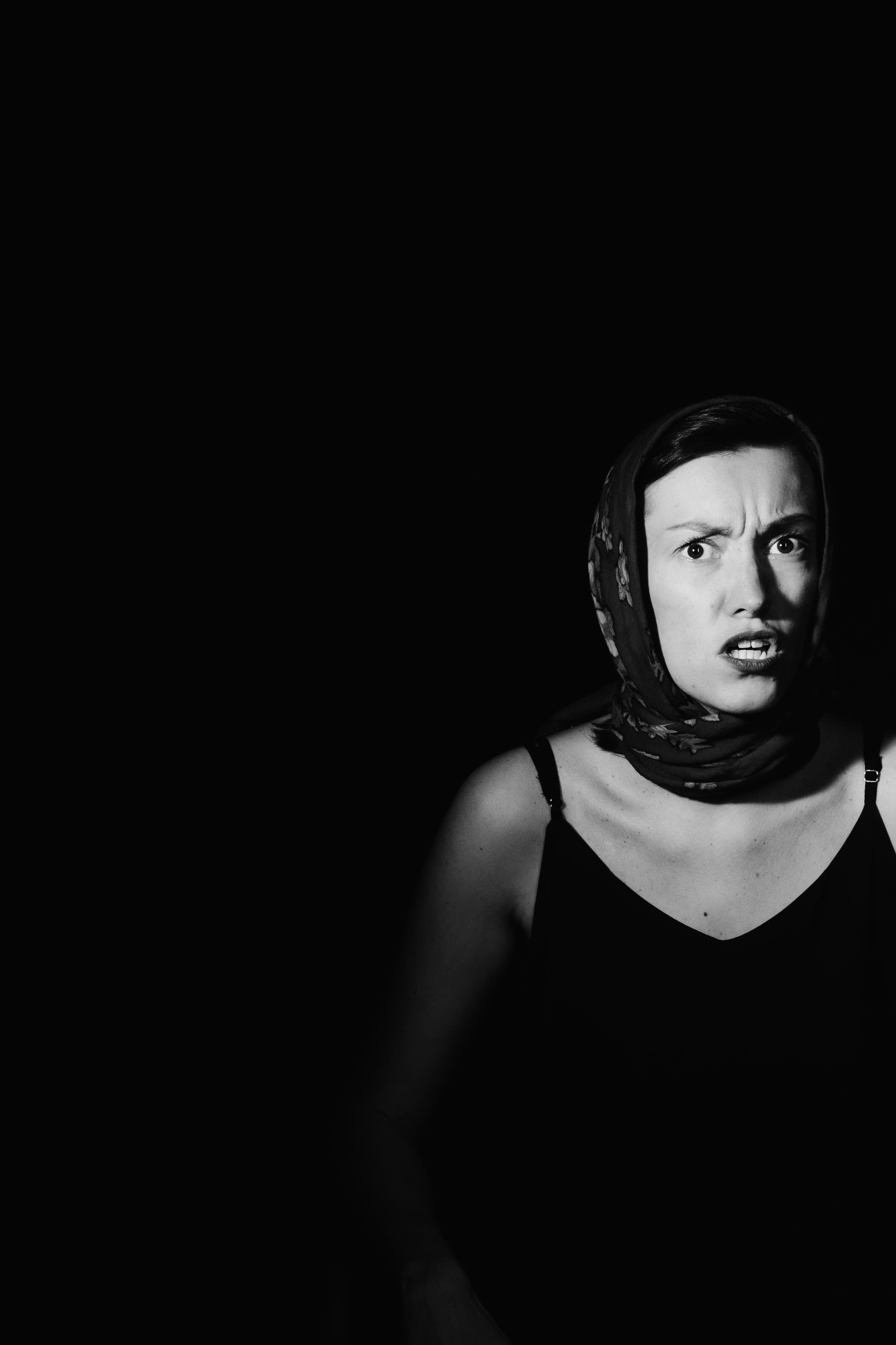 Ольга на черном. Креатор Ольга Яш