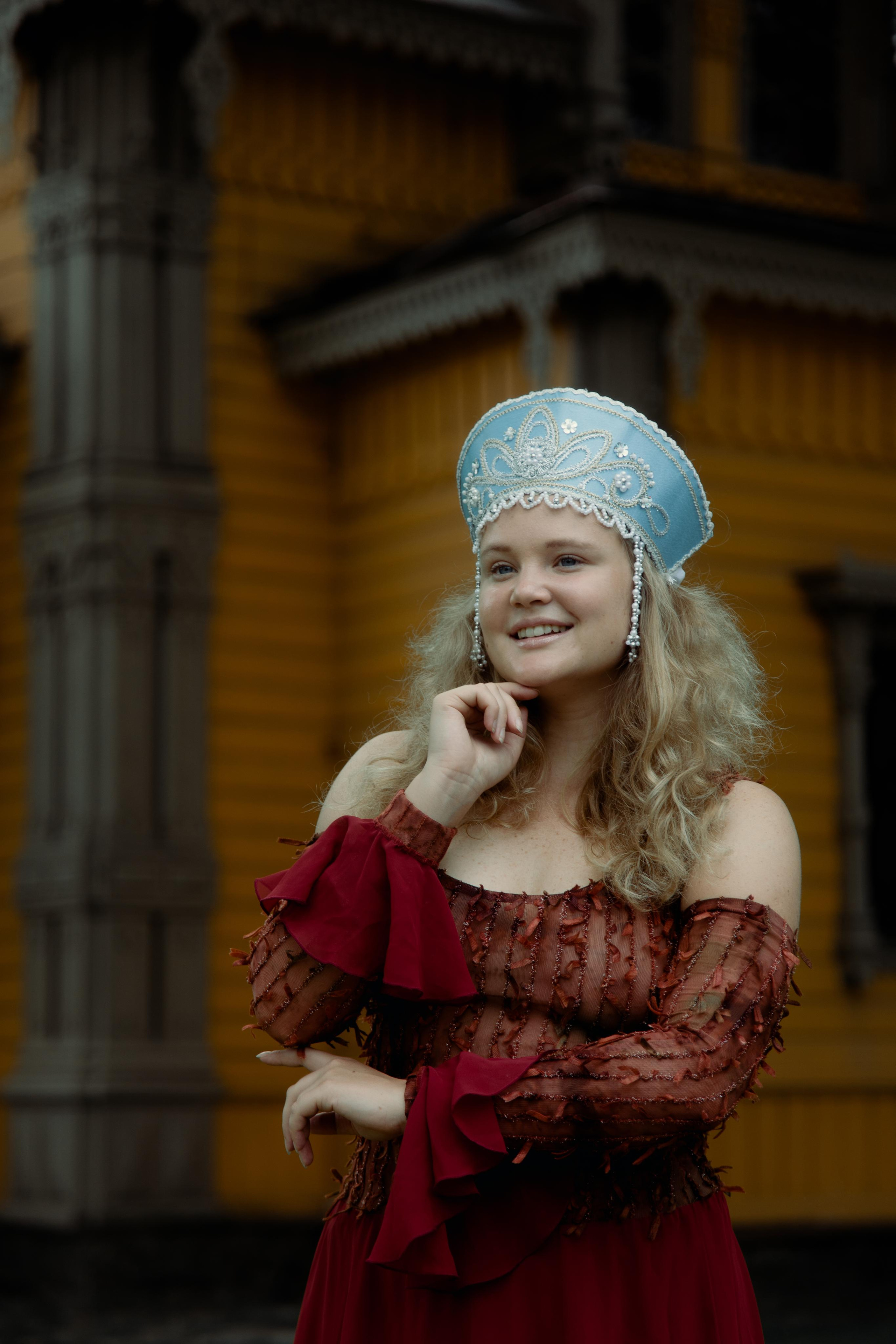 Кокошник на Удельной («Путешествие Наташи» — серия о России). Креатор Ольга Яш