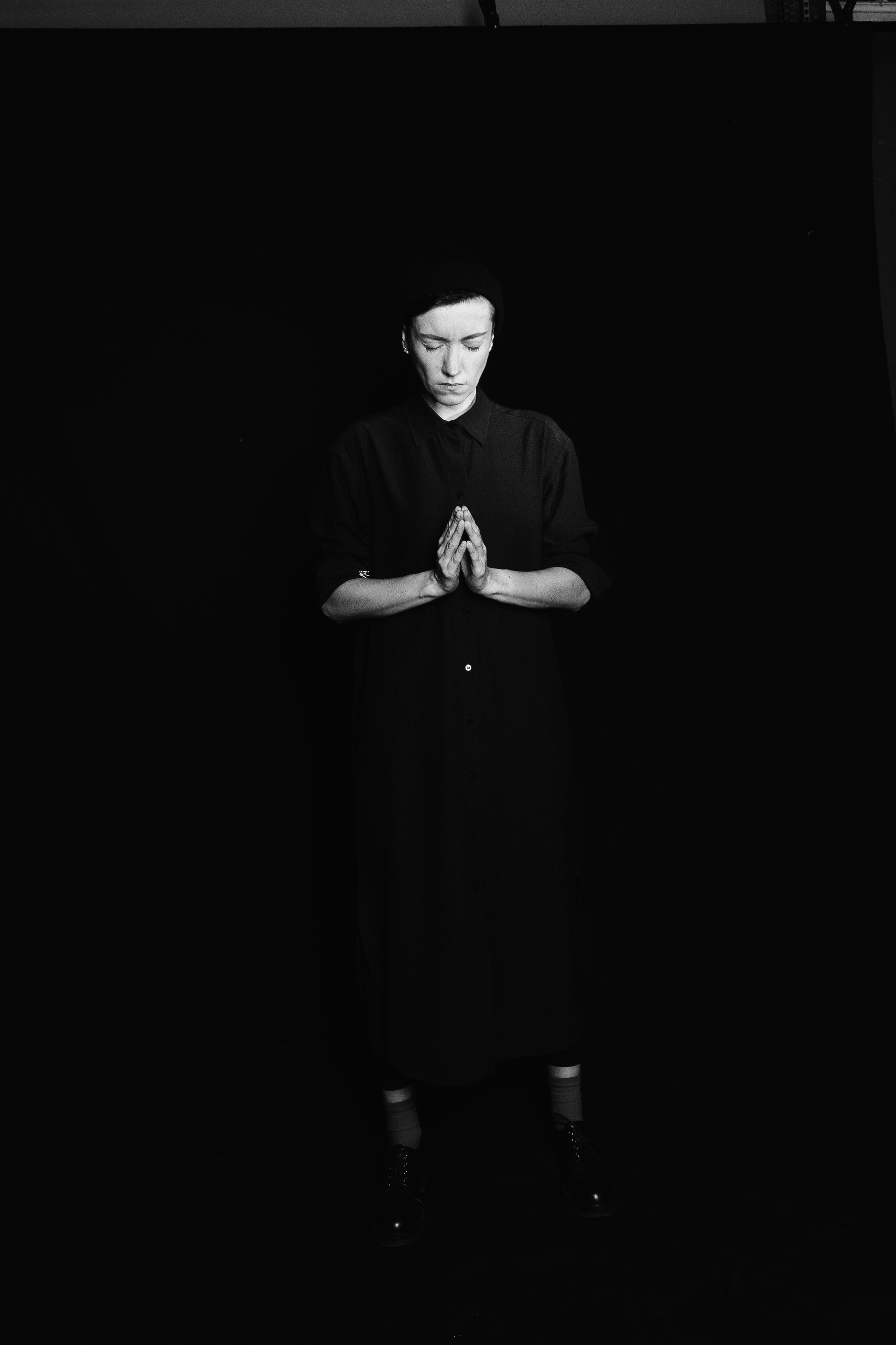 Ольга на черном. Креатор Ольга Яш