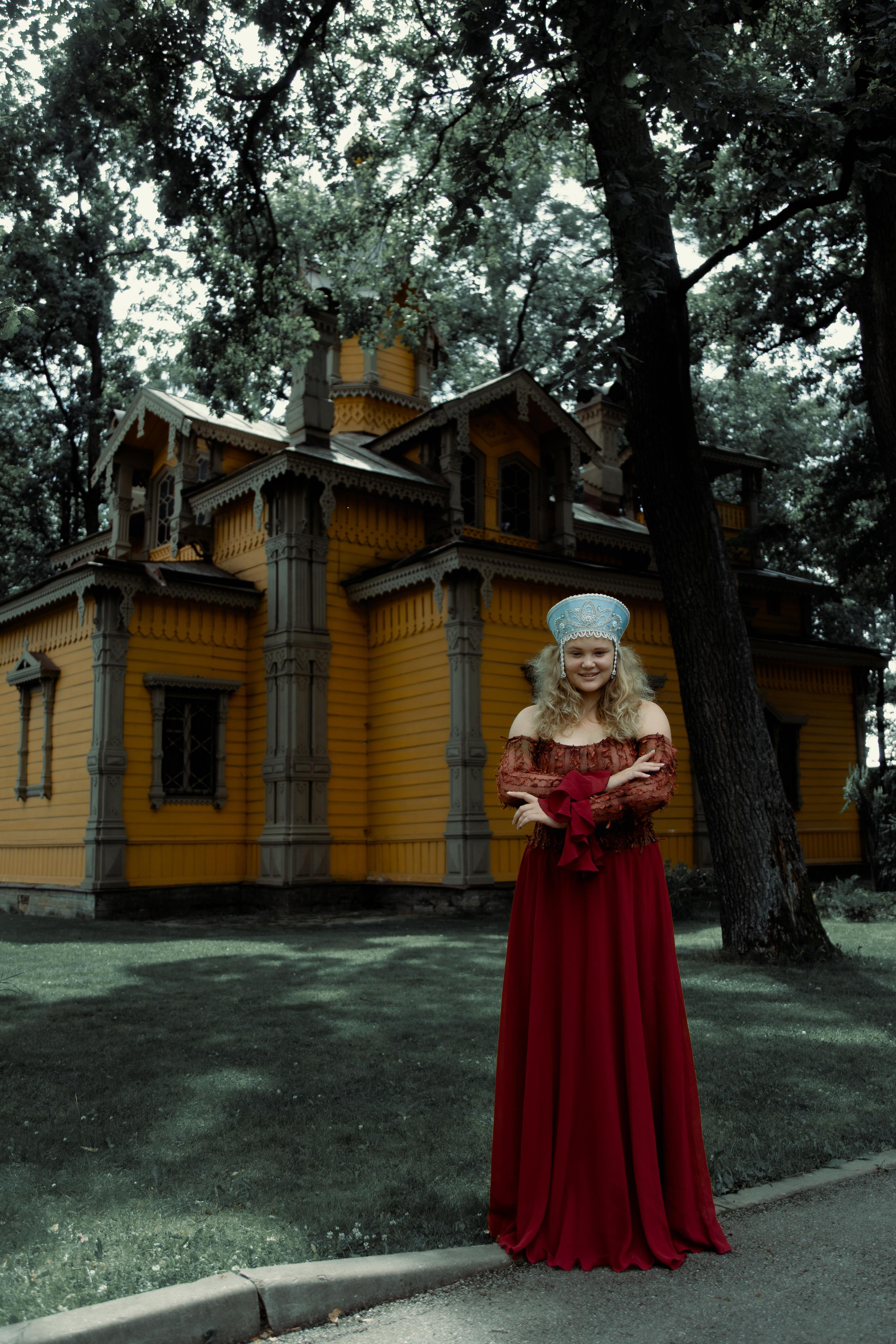 Кокошник на Удельной («Путешествие Наташи» — серия о России). Креатор Ольга Яш