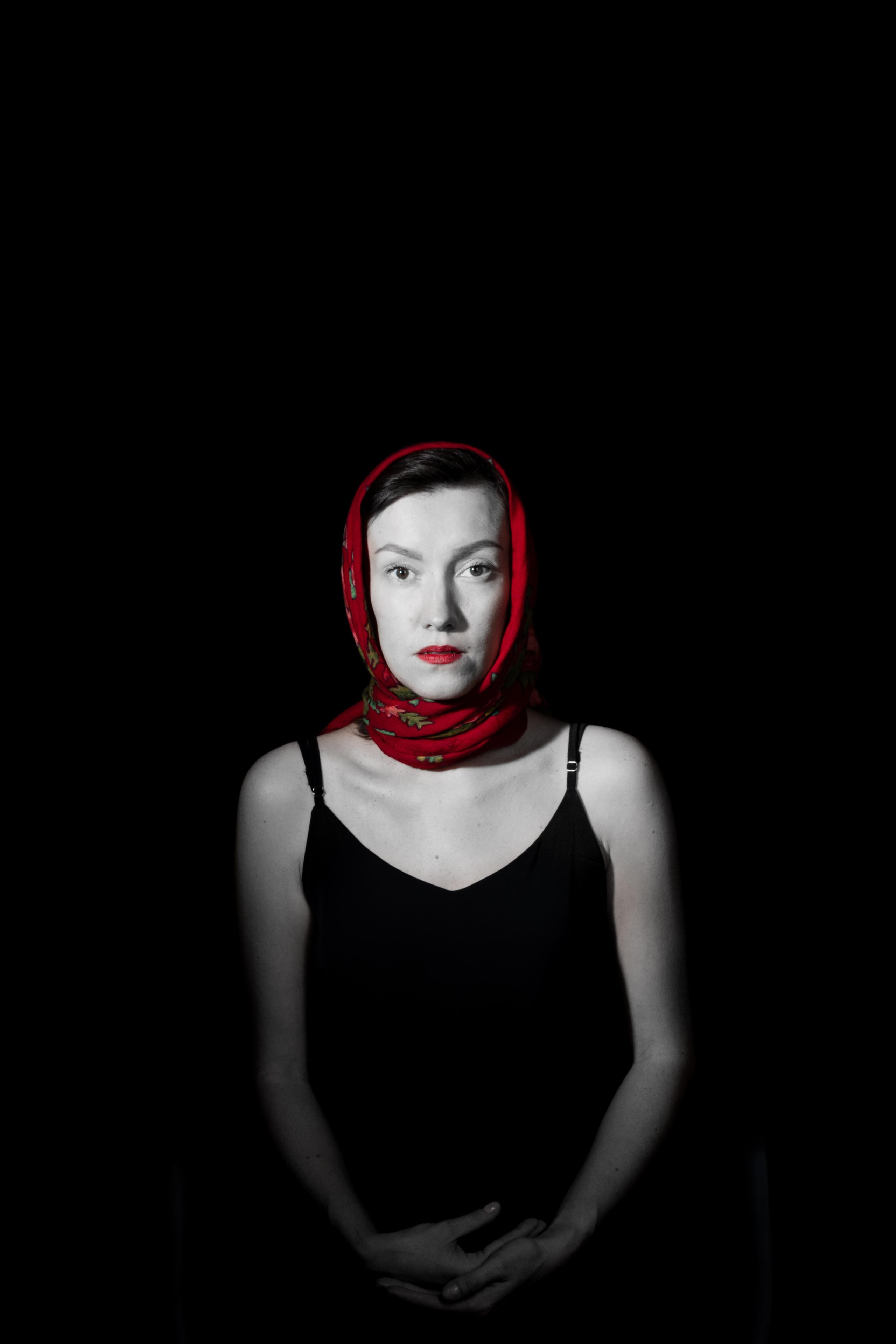 Ольга на черном. Креатор Ольга Яш