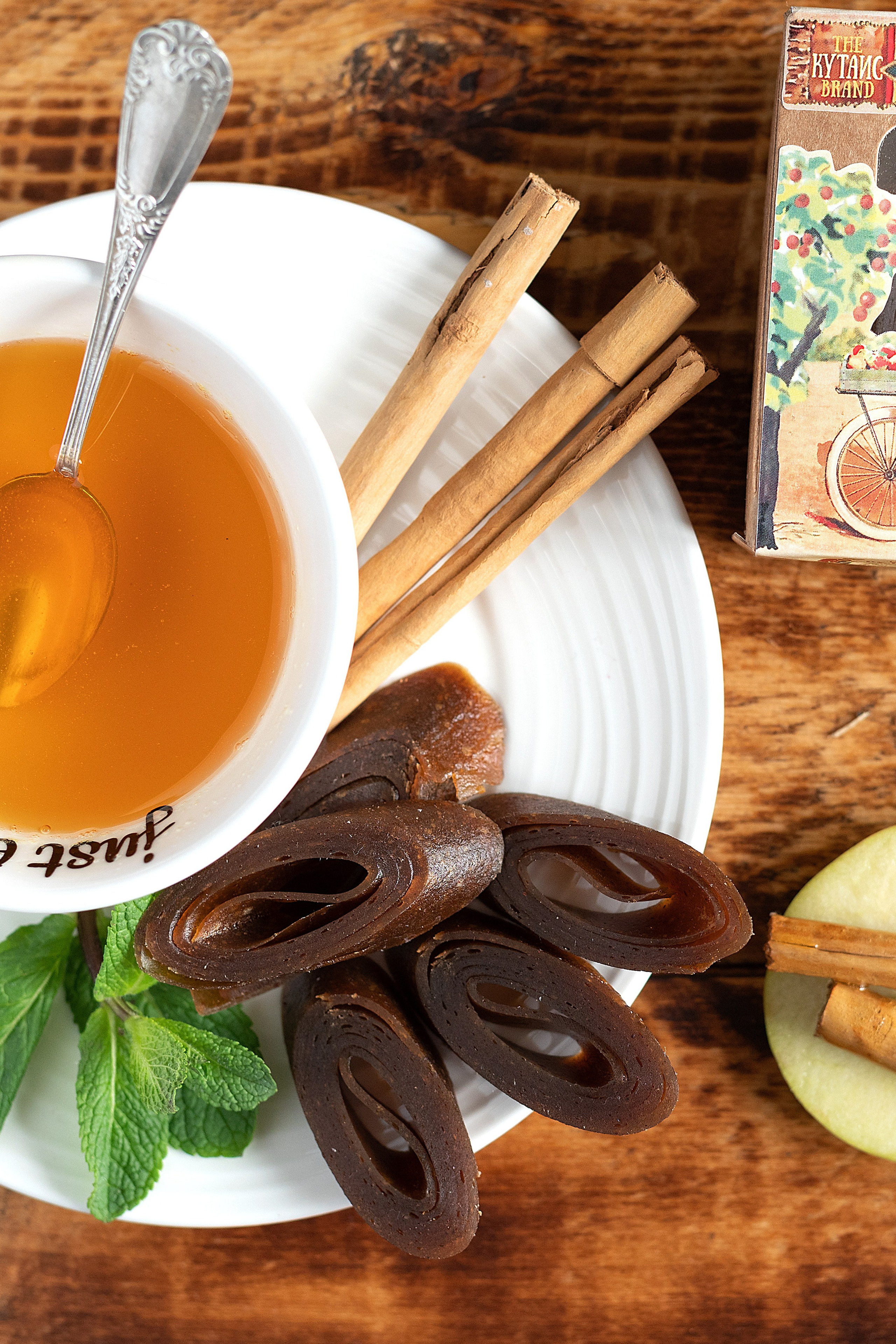  каталожная съемка, рекламное фото,фудфото  , масло сыродавленное на черном зеркальном фоне