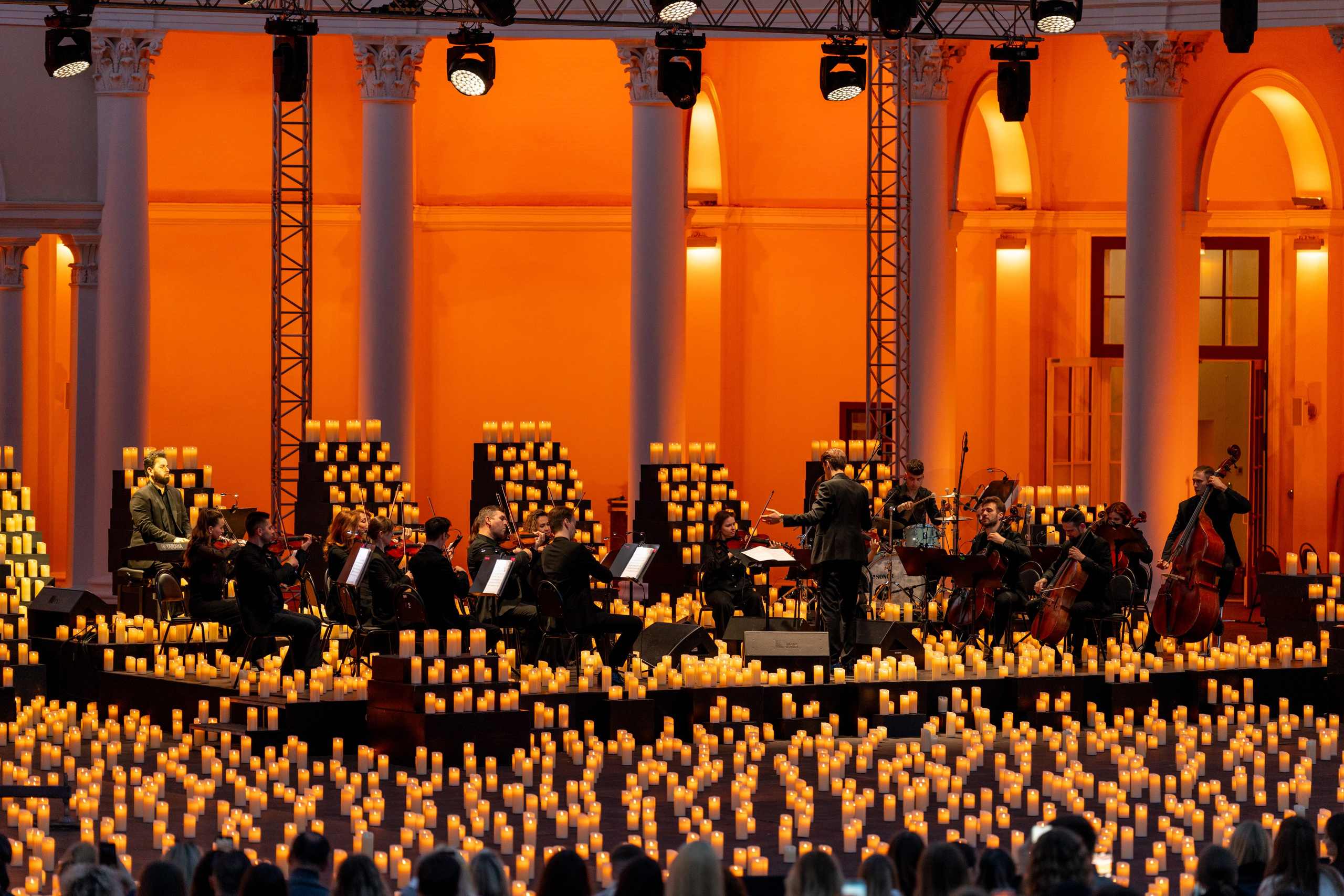 Симфонический оркестр Lumisfera при свечах. Фотограф Никита Комаров