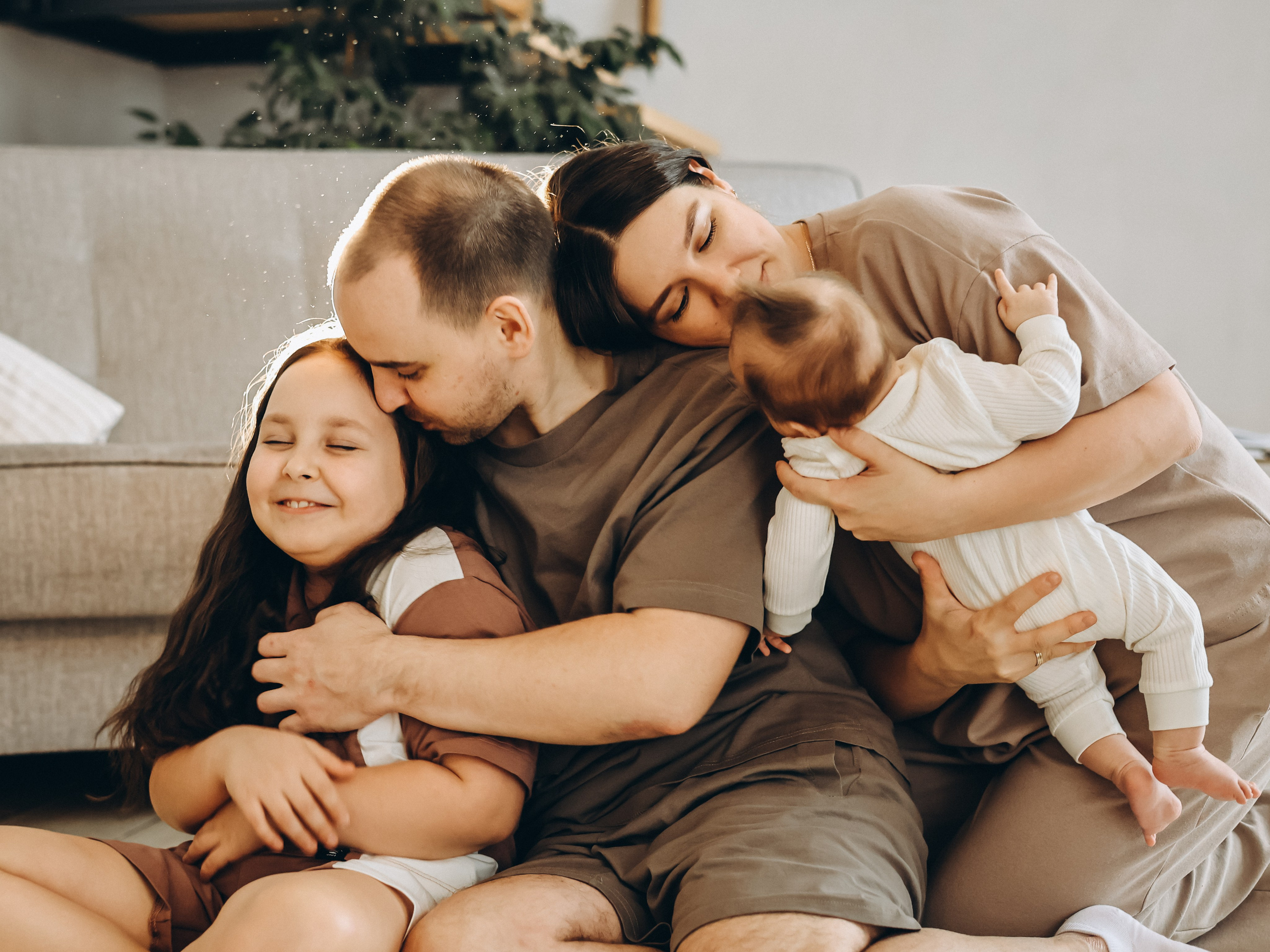 Семейная фотосессия с малышом, с новорожденным, фотосессия в Екатеринбурге, фотосессия в доме, домашняя фотосессия в стиле лайф, фотосессия. Семейный и детский фотограф в  г. Екатеринбурге Холодова Юлия