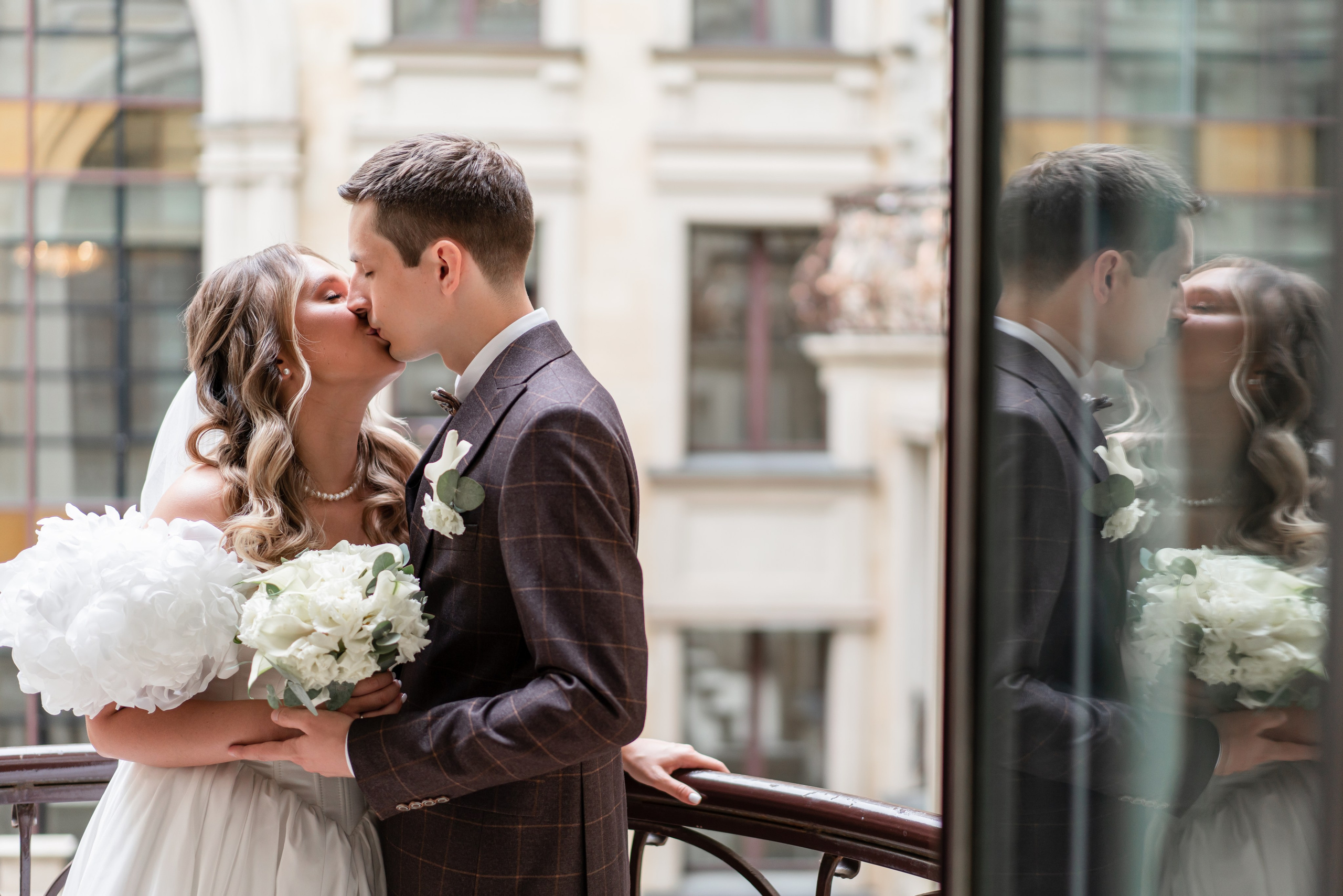 Свадебная фотосессия в отеле The St. Regis Moscow Nikolskaya. Свадебный фотограф Вера Климова