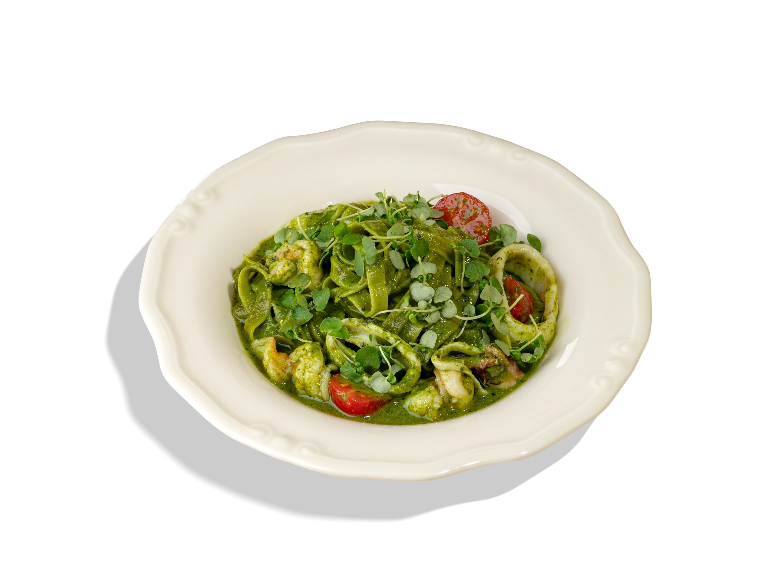 ТАЛЬЯТЕЛЛЕ С МОРЕПРОДУКТАМИ И ПЕСТО 890₽. Тальятелле аль денте в сочетании с обжаренными тигровыми креветками, кальмарами, осьминогами и сочными томатами черри в пряно-ореховом соусе песто.