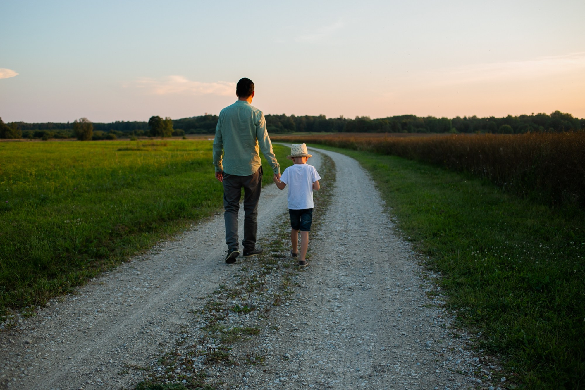 Отец и сын (съёмка на поле). Семейный фотограф в Нарве Эля Калиниченко