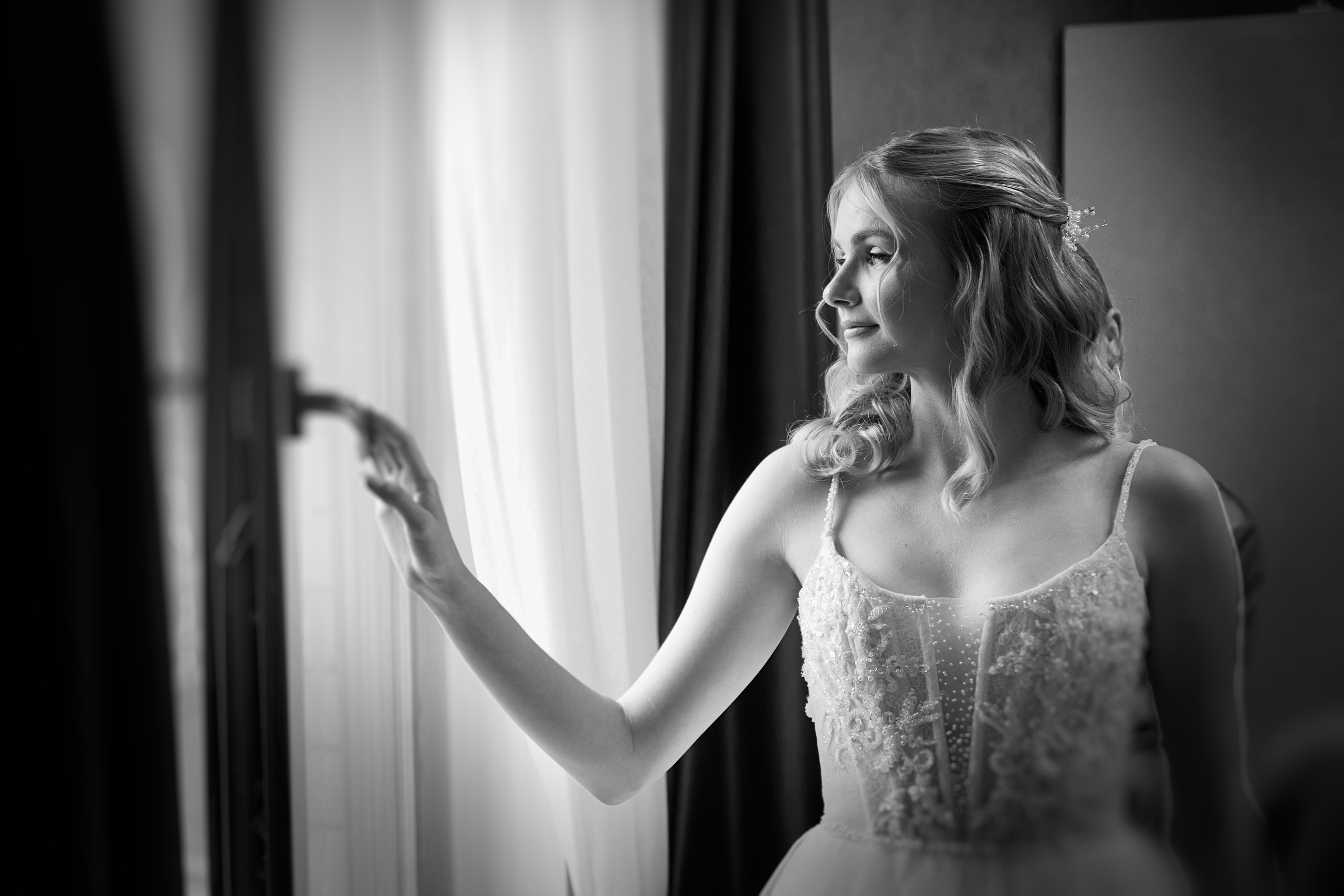 утро невесты. Невеста у окна