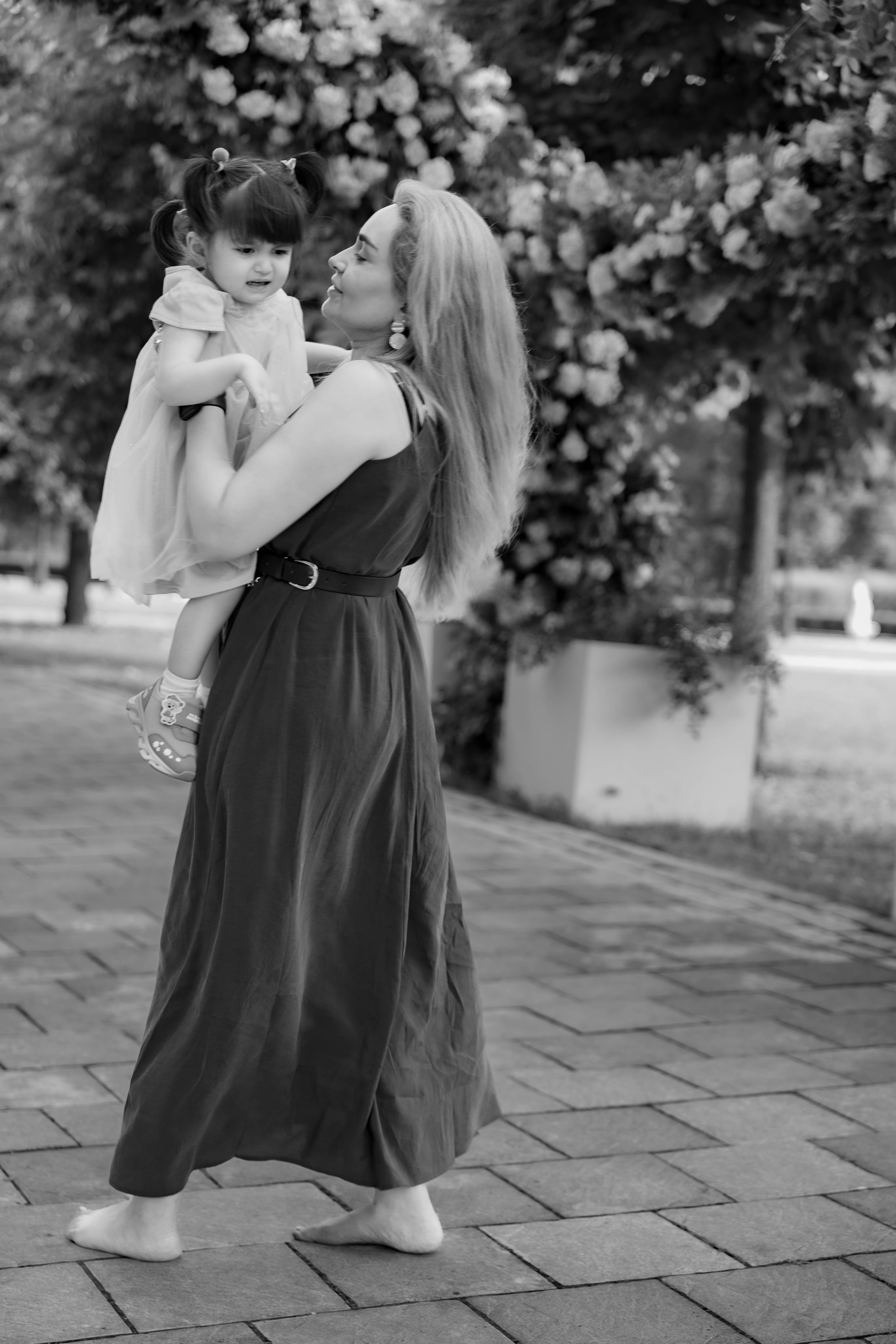 Прогулка мамы и дочки в парке