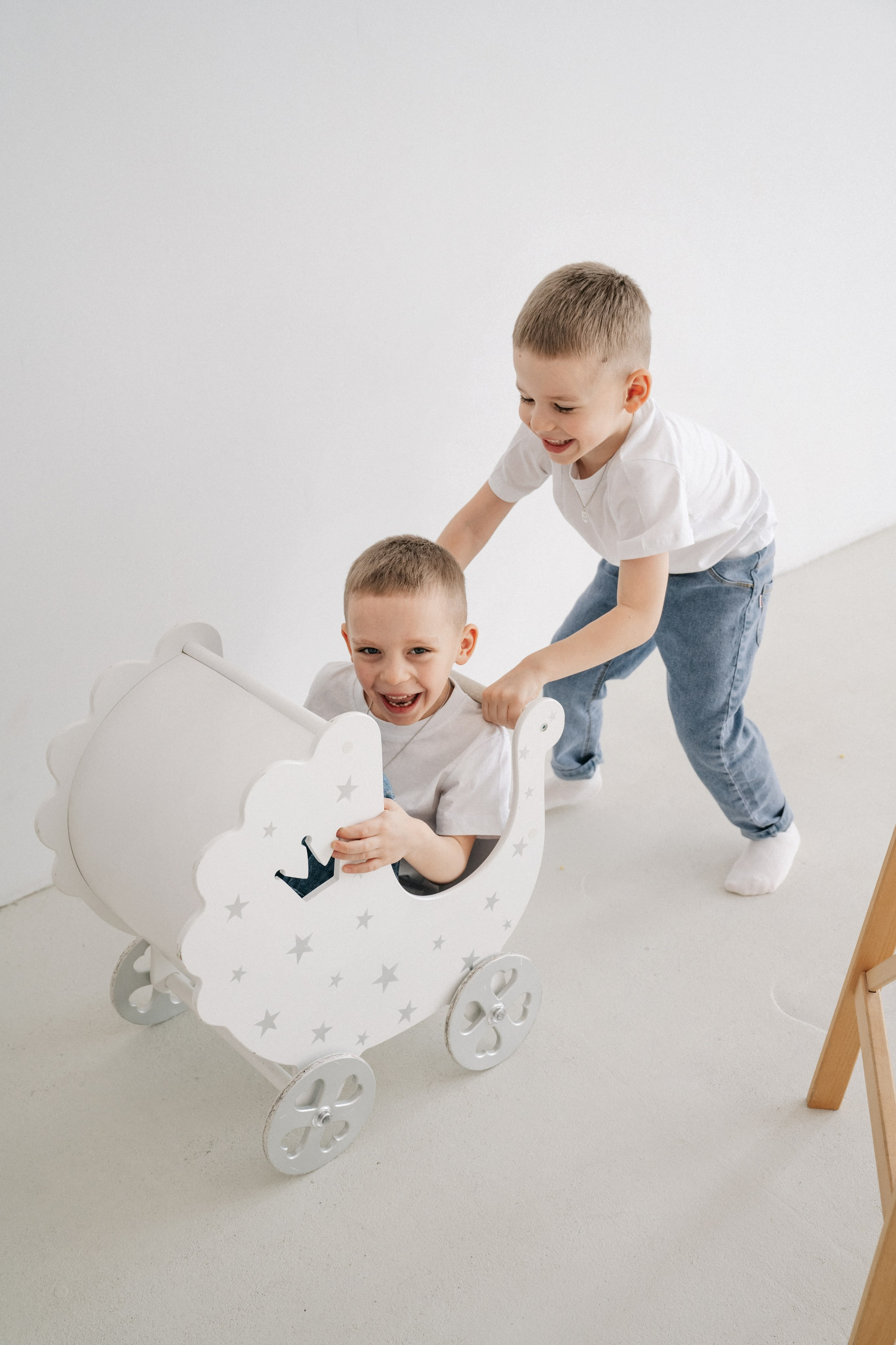 Семейная фотосессия мамы с сыновьями в фотостудии в Королёве. Свадебный и семейный фотограф Виктория Носачёва. Щелково, Москва и МО