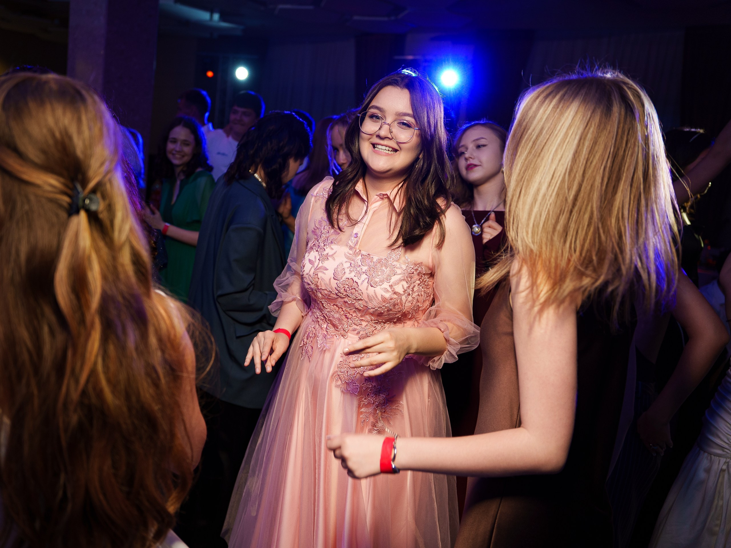 Фотограф на выпускной в Уфе — съёмка в Конгресс-холле для гимназии № 39