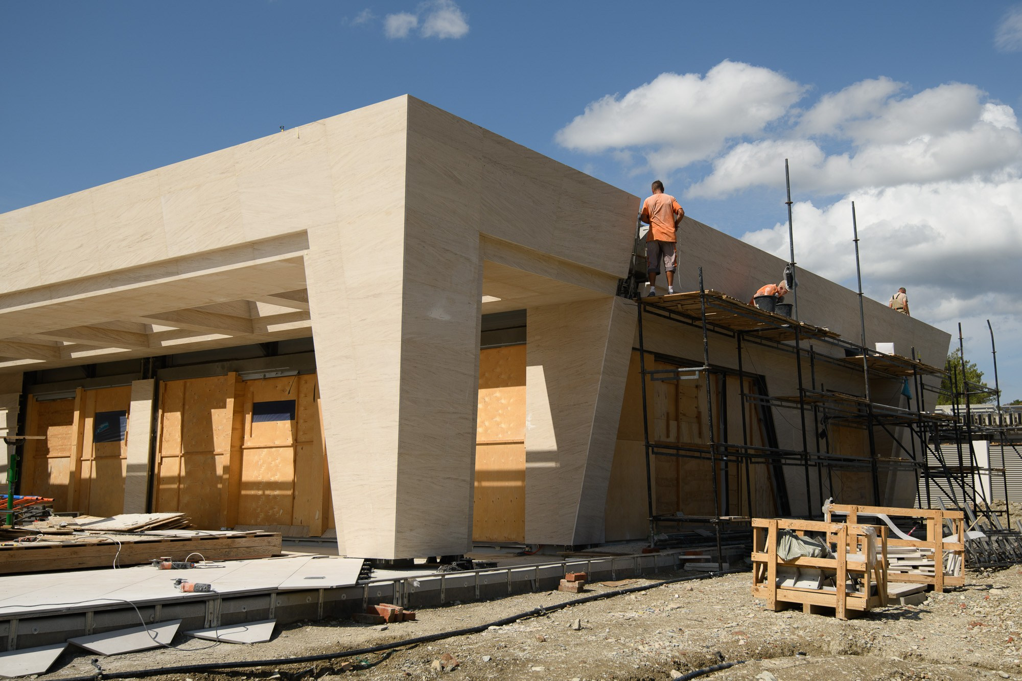 Облицовка фасадов здания камнем. Профессиональная фотосъемка. Ростов-на-Дону