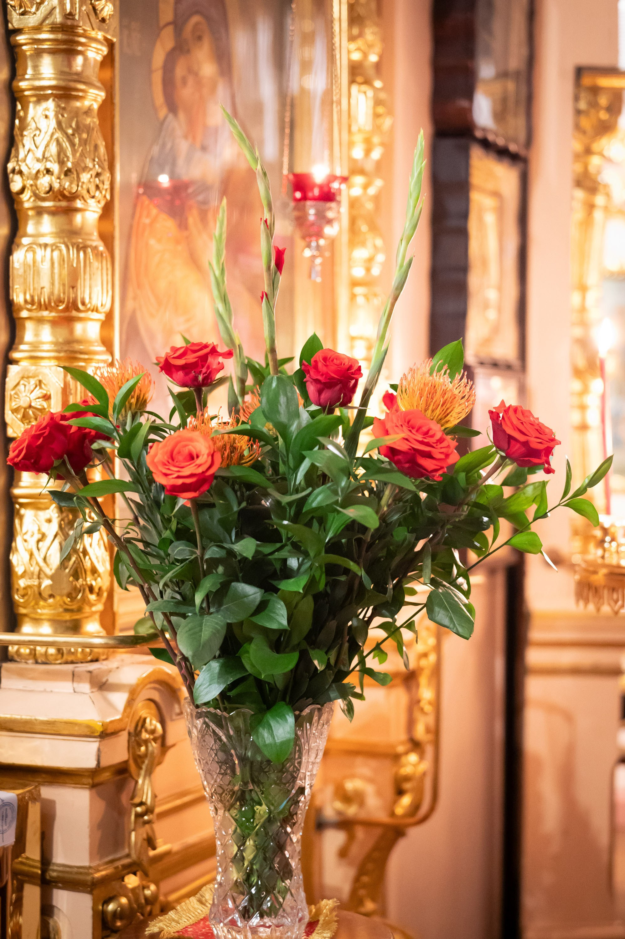 Храм Преображения Господня в Богородском. Цветы на Пасху. Антон и Татьяна Денисенко — В храме