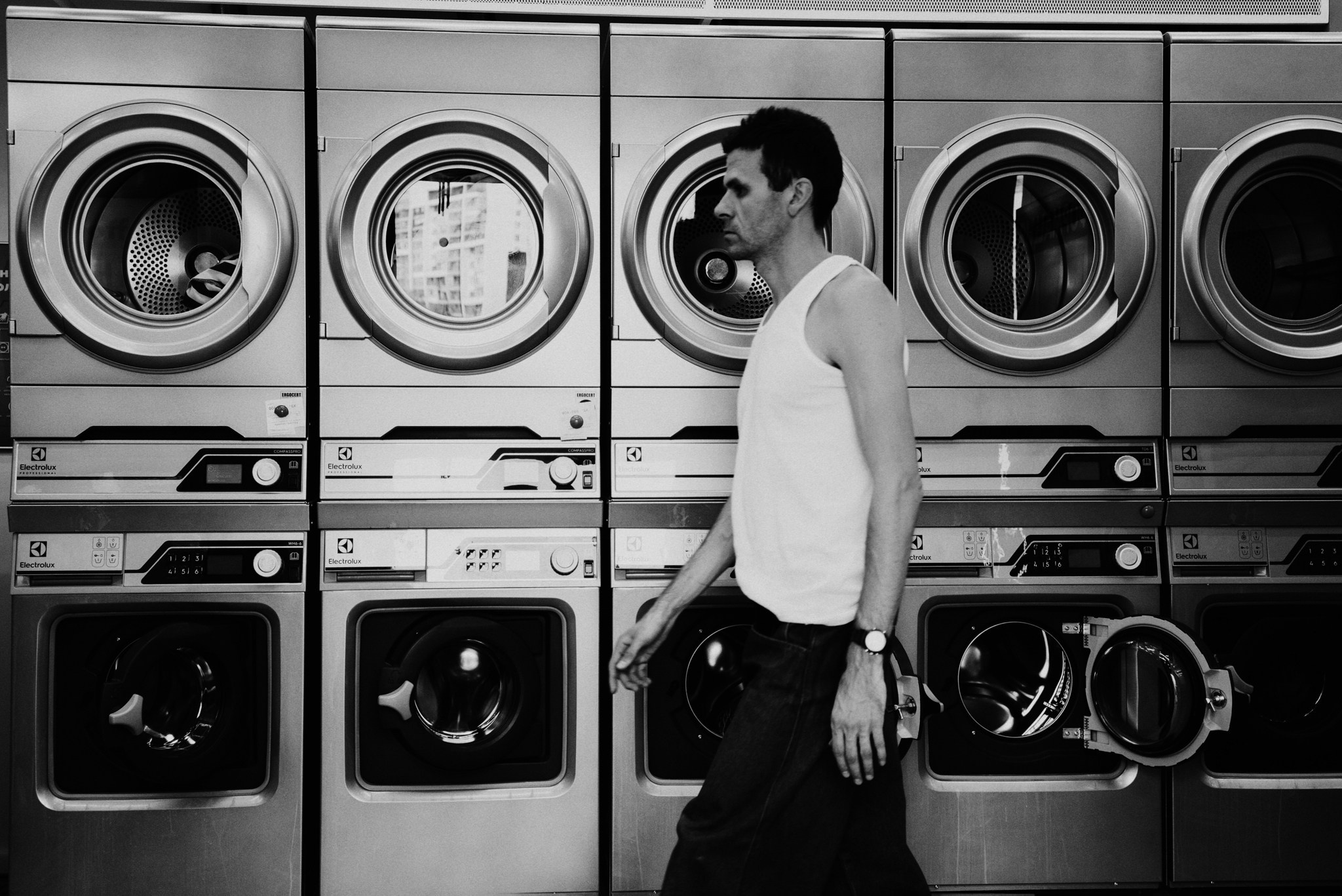 Кинематографичная мужская фотосессия в прачечной — Тюмень. Фотограф Дарья Мустафина, Тюмень