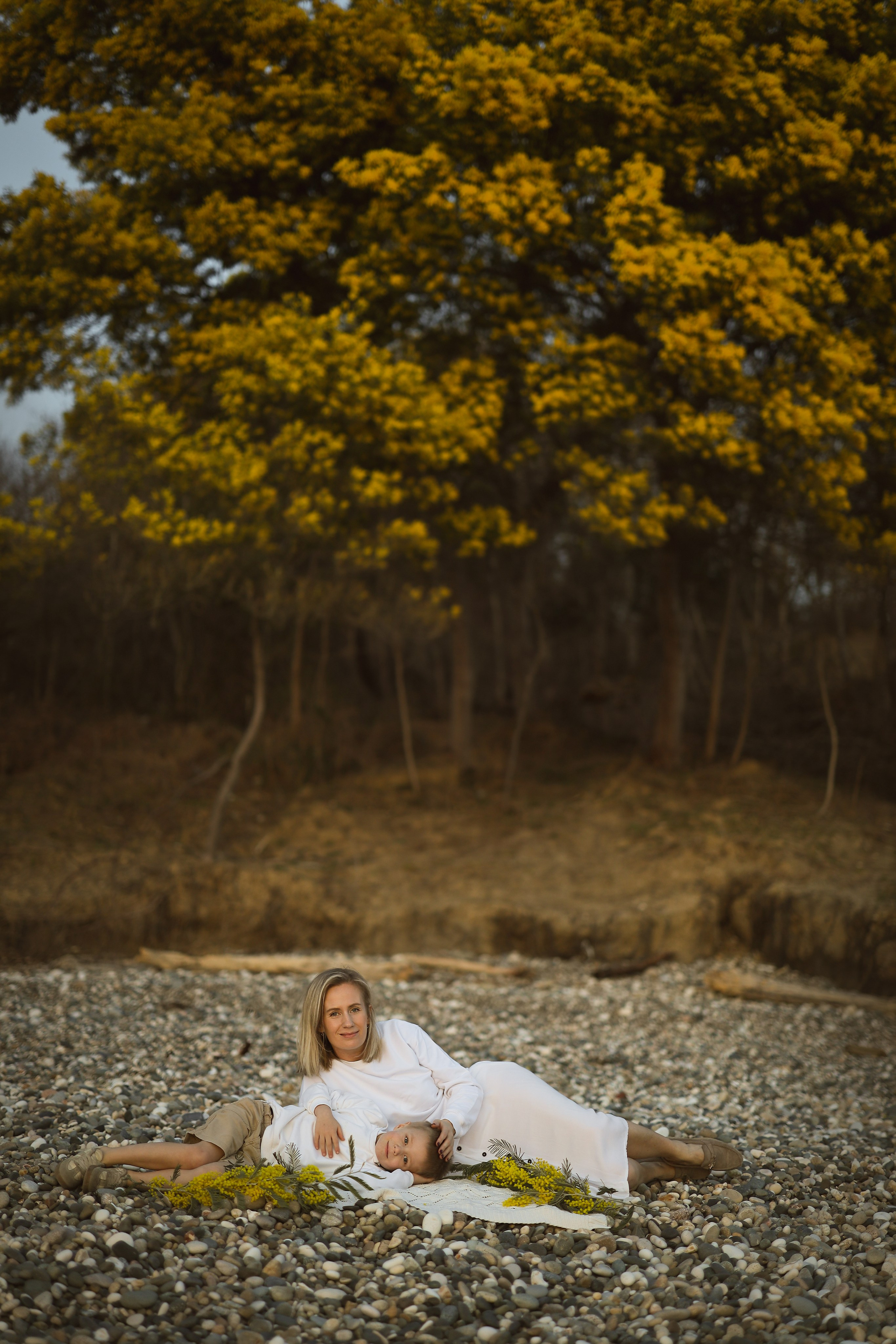 семейная Фотосессия  в цветущих садах мимозы Абхазия