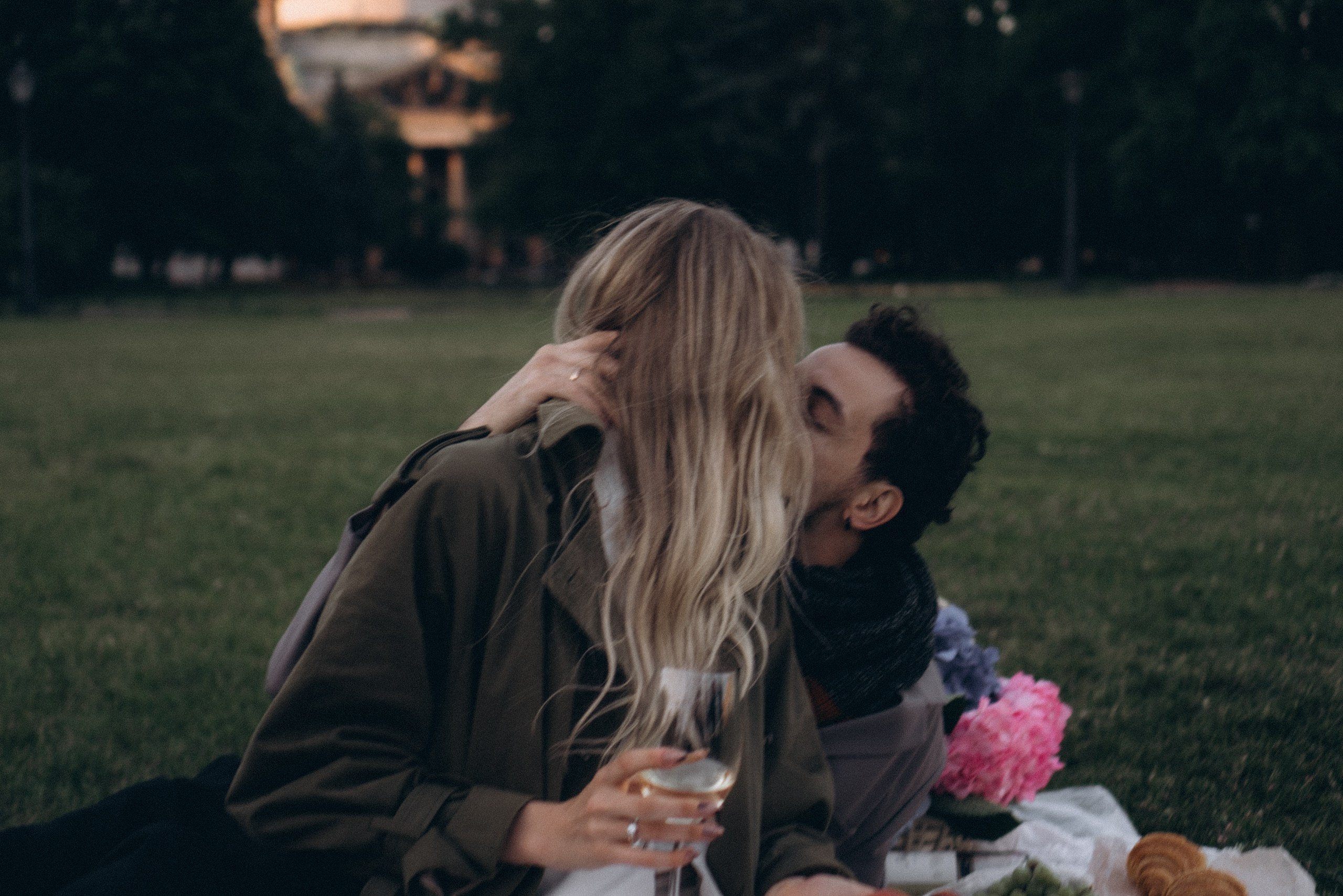 СВАДЕБНАЯ СЬЕМКА ПАРЫ НА РАССВЕТЕ В БЕЛЫЕ НОЧИ И ПРОГУЛКА С РАЗВОДНЫМИ МОСТАМИ И ПИКНИК ВОЗЛЕ ИСАКИЕВСКОГО СОБОРА. Профессиональный фотограф, Санкт-Петербург — Виктория Богомолова