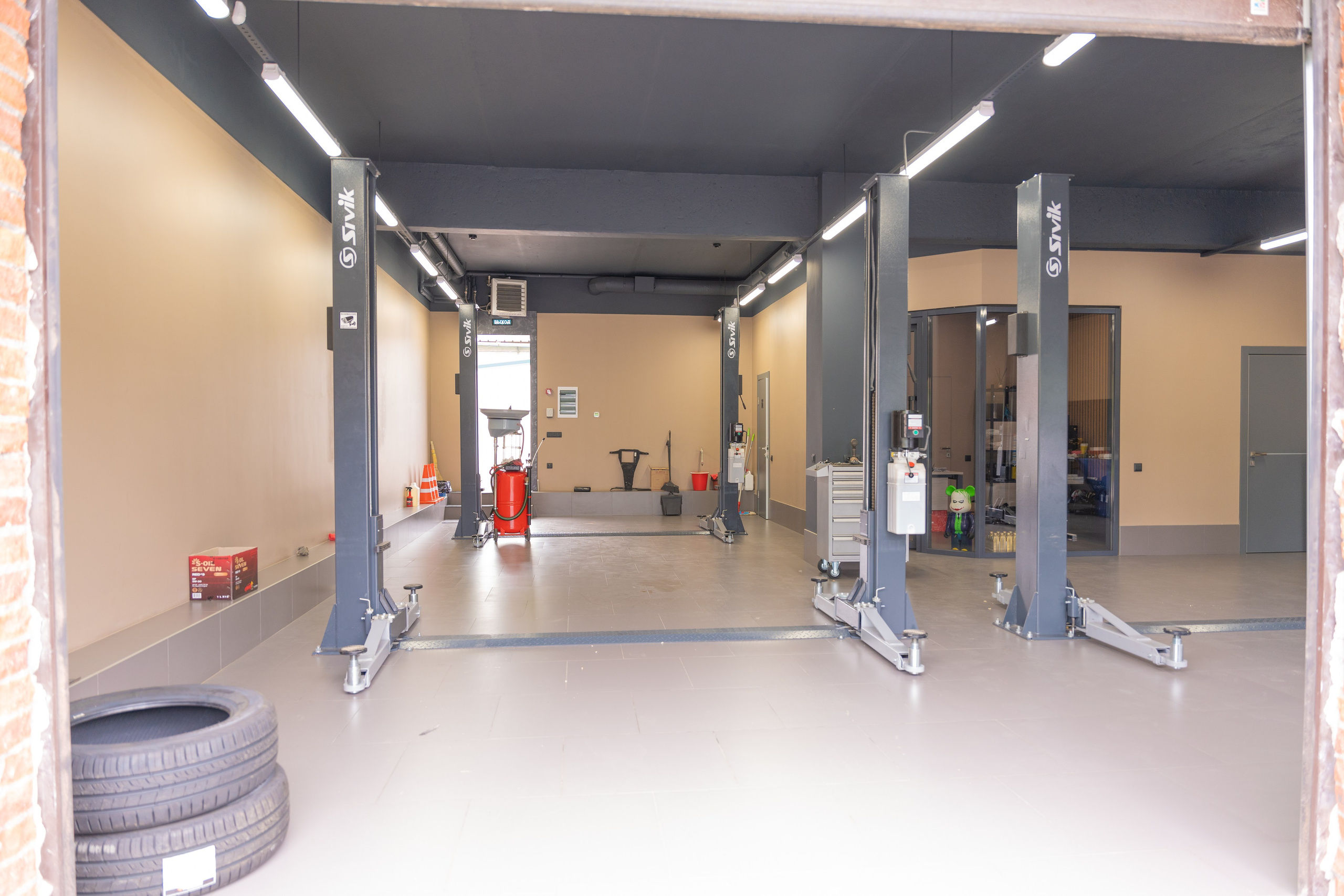 Интерьерная фотосъемка автосалона Elrus в Краснодаре. Zeekr, LiXiang Профессиональная фотосъемка интерьера премиум-автосалона в Краснодаре. Шедевры для Вас! Фотограф и Видеограф в Краснодаре Пахиев Руслан