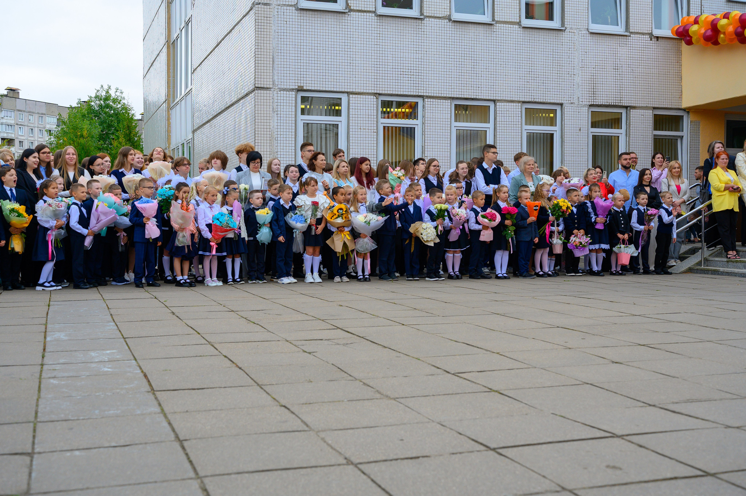 Вот звучит первый звонок, перед этим долгое приготовление к новому этапу в жизни, Яромир идет в школу. Фотоуслуги, услуги фотографа, фотографирование важных событий
